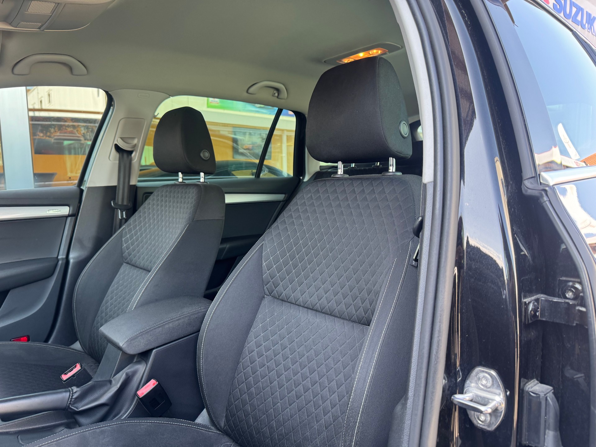 SKODA Octavia Combi 2.0 TDI Ambition 4x4 DSG-image-8