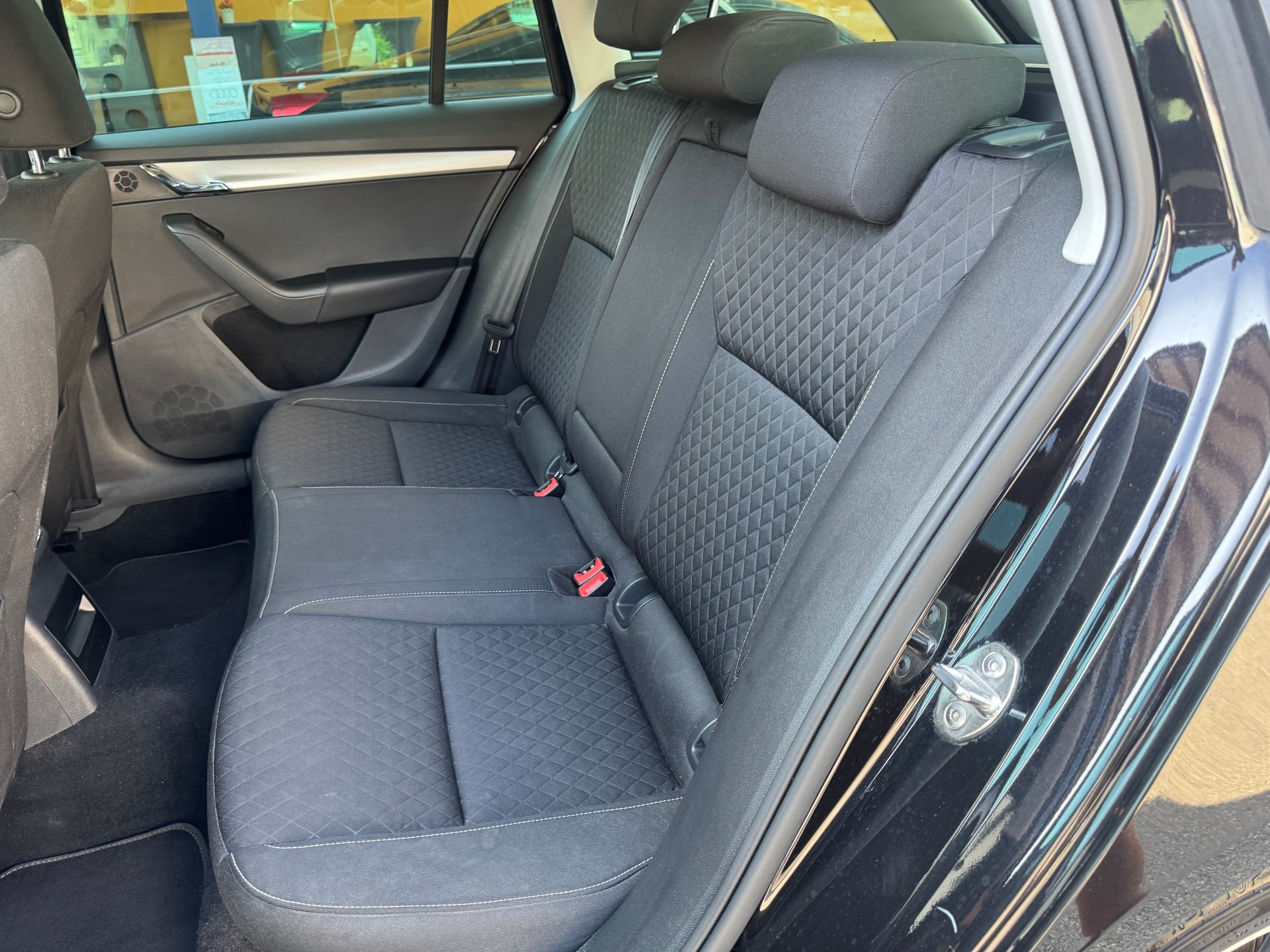 SKODA Octavia Combi 2.0 TDI Ambition 4x4 DSG-image-9