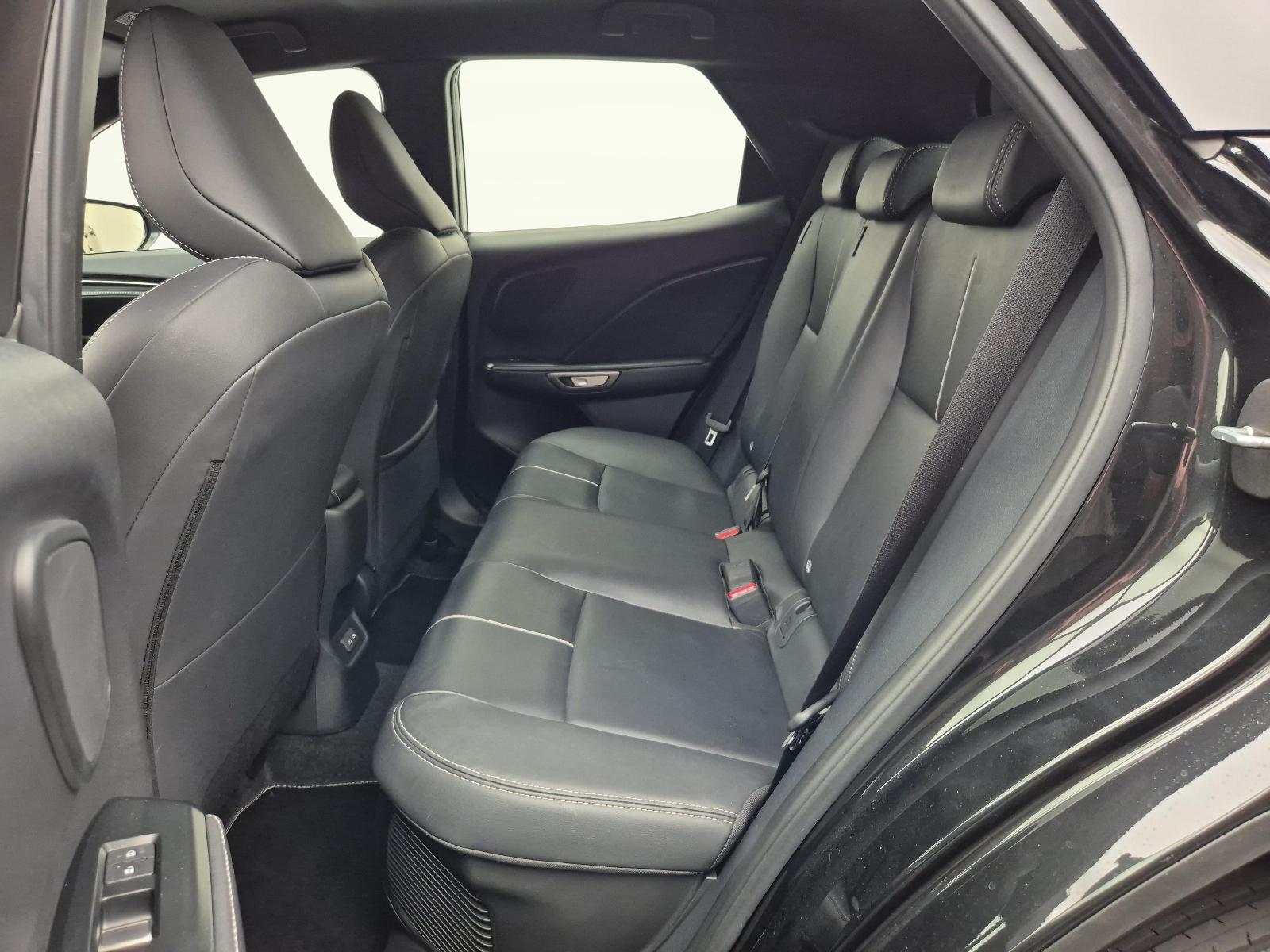 LEXUS LBX 1.5 Hybrid Relax AWD-image-3