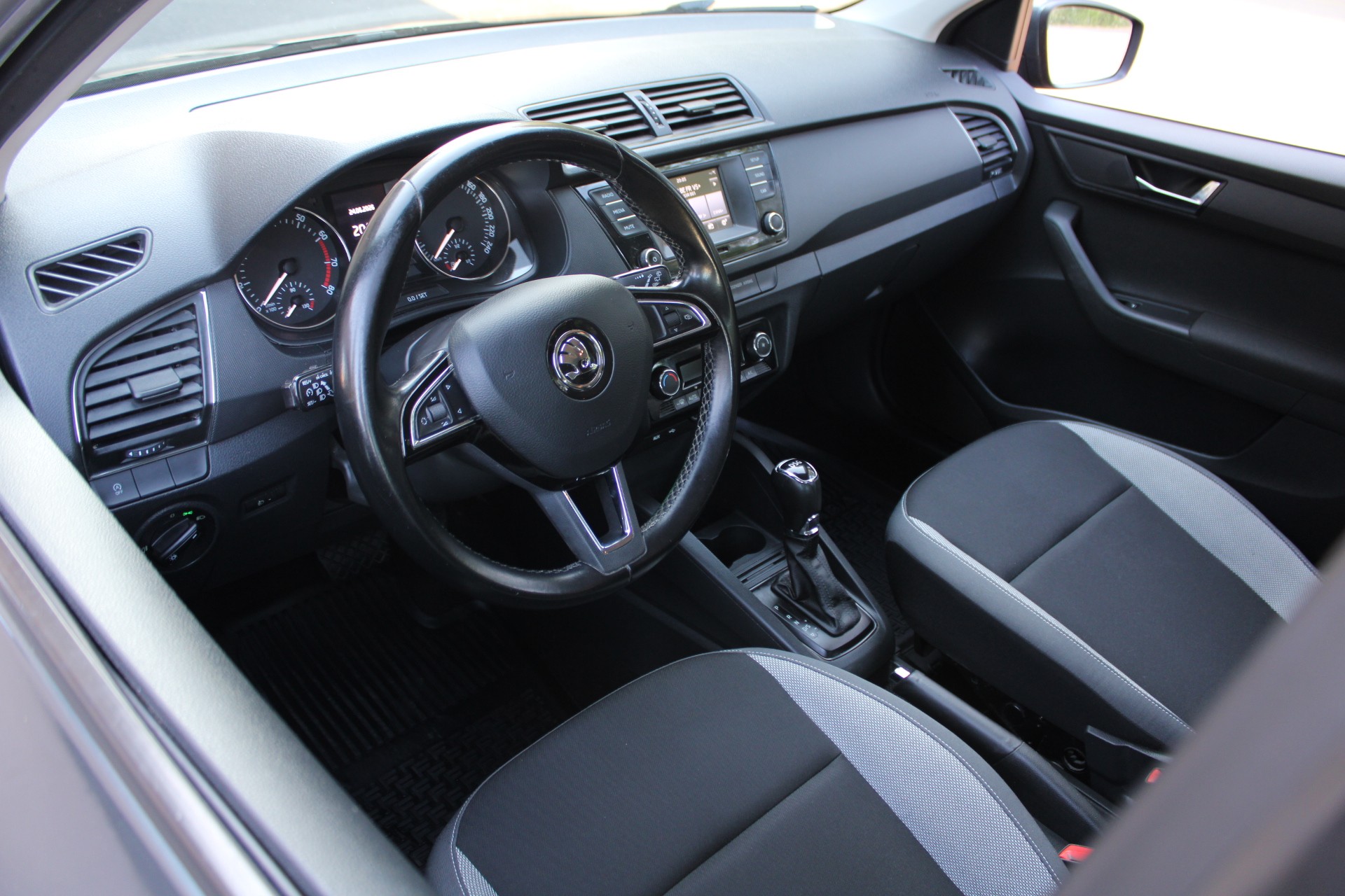 SKODA Fabia 1.2 TSI Ambition DSG-image-4