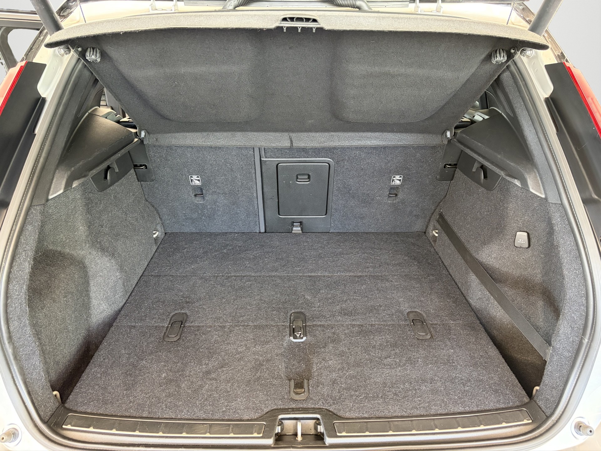 VOLVO XC40 D4 AWD R-Design Geartronic-image-18