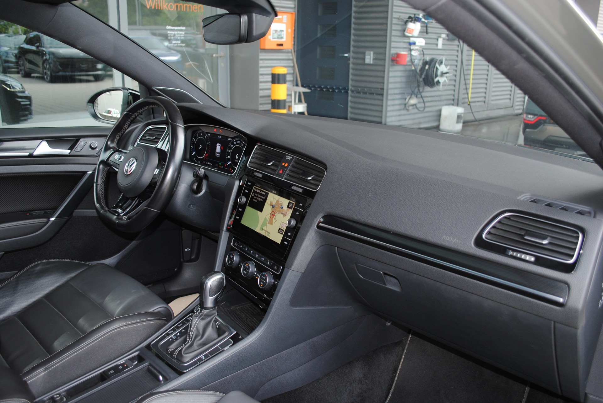 VW Golf 2.0 TSI R 4Motion DSG-image-15