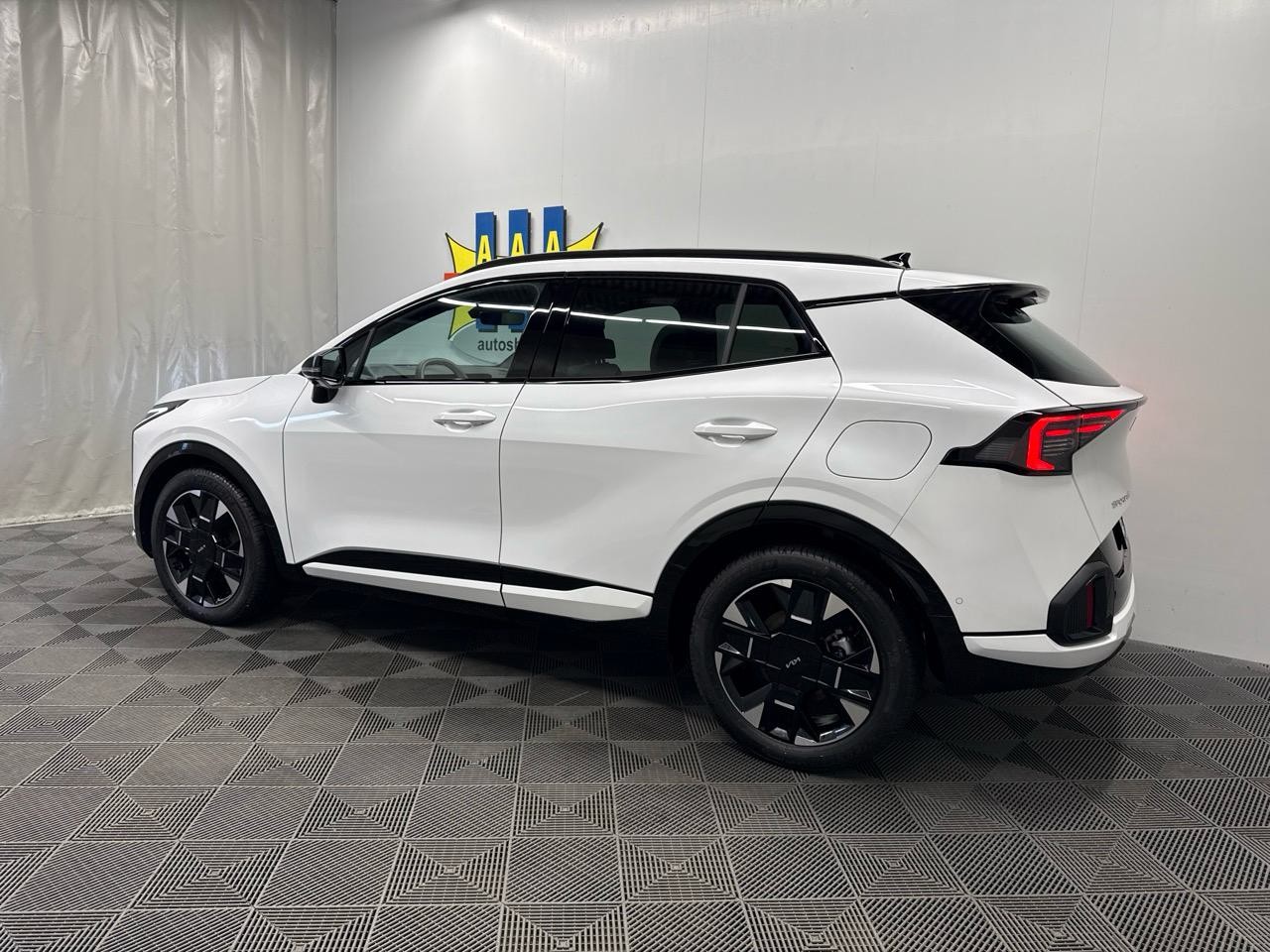 KIA Sportage 1.6T-GDi HEV GT-Line 4x4 A-showroom-element-1