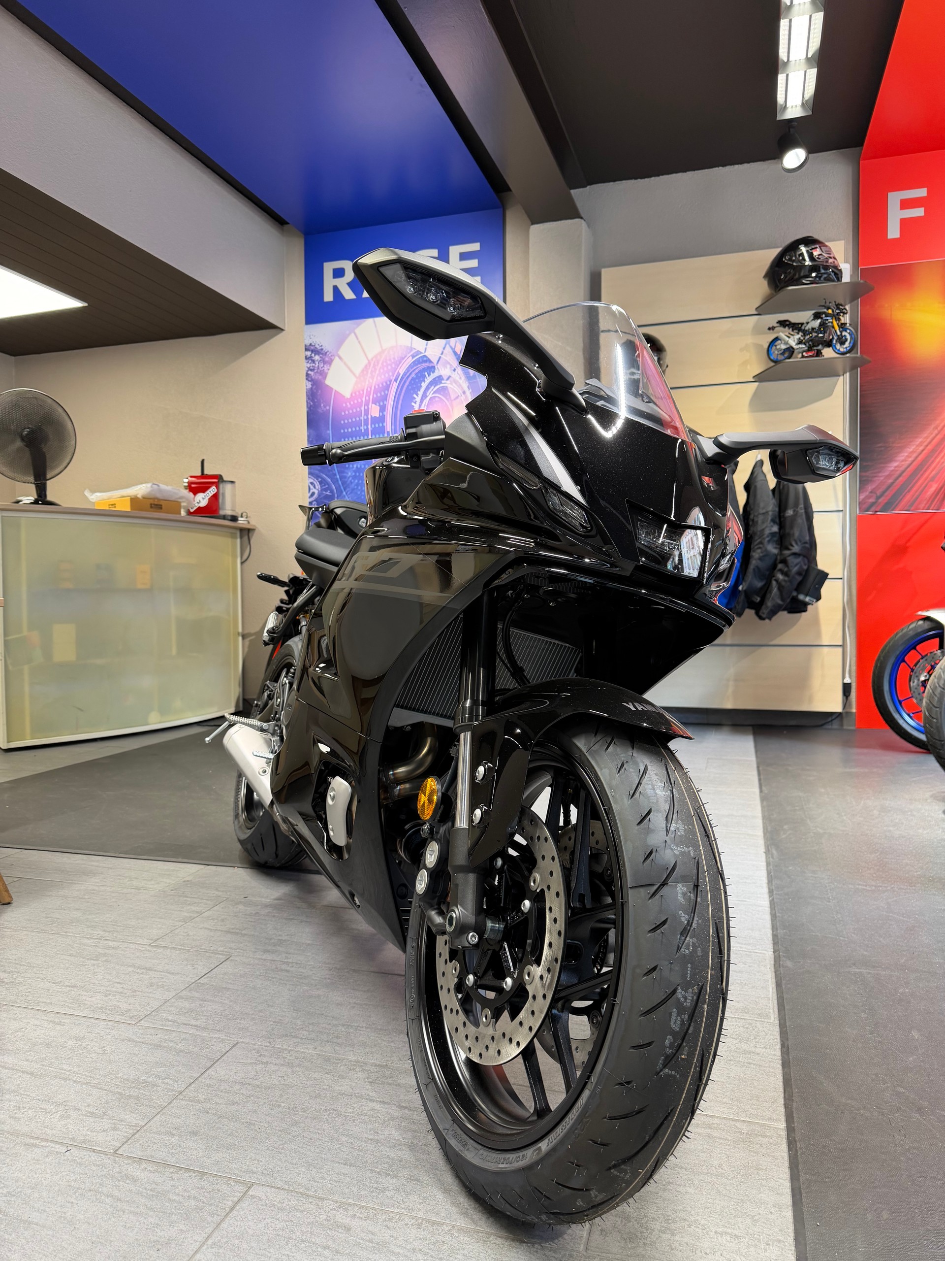 YAMAHA R7