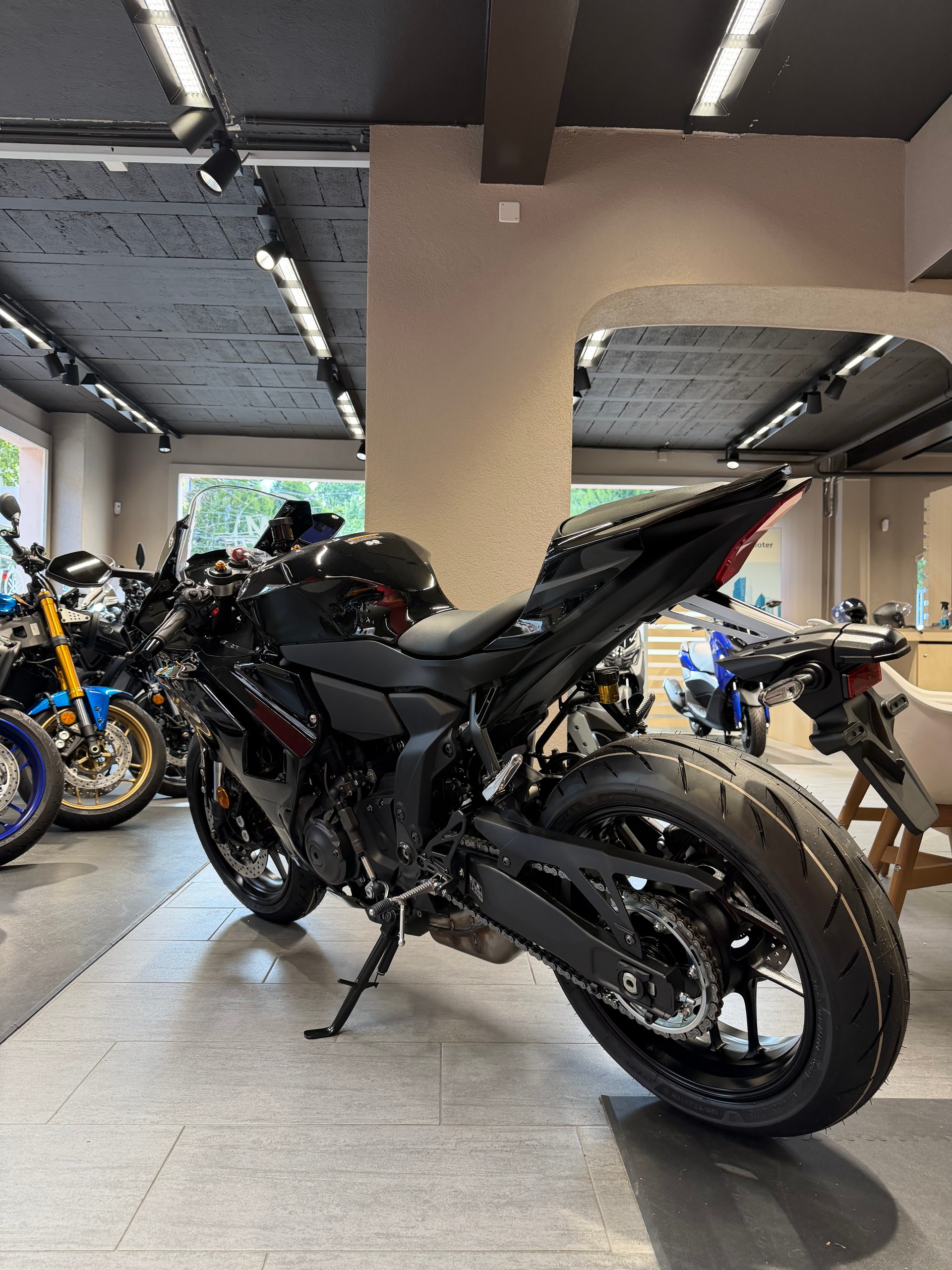 YAMAHA R7-showroom-element-2