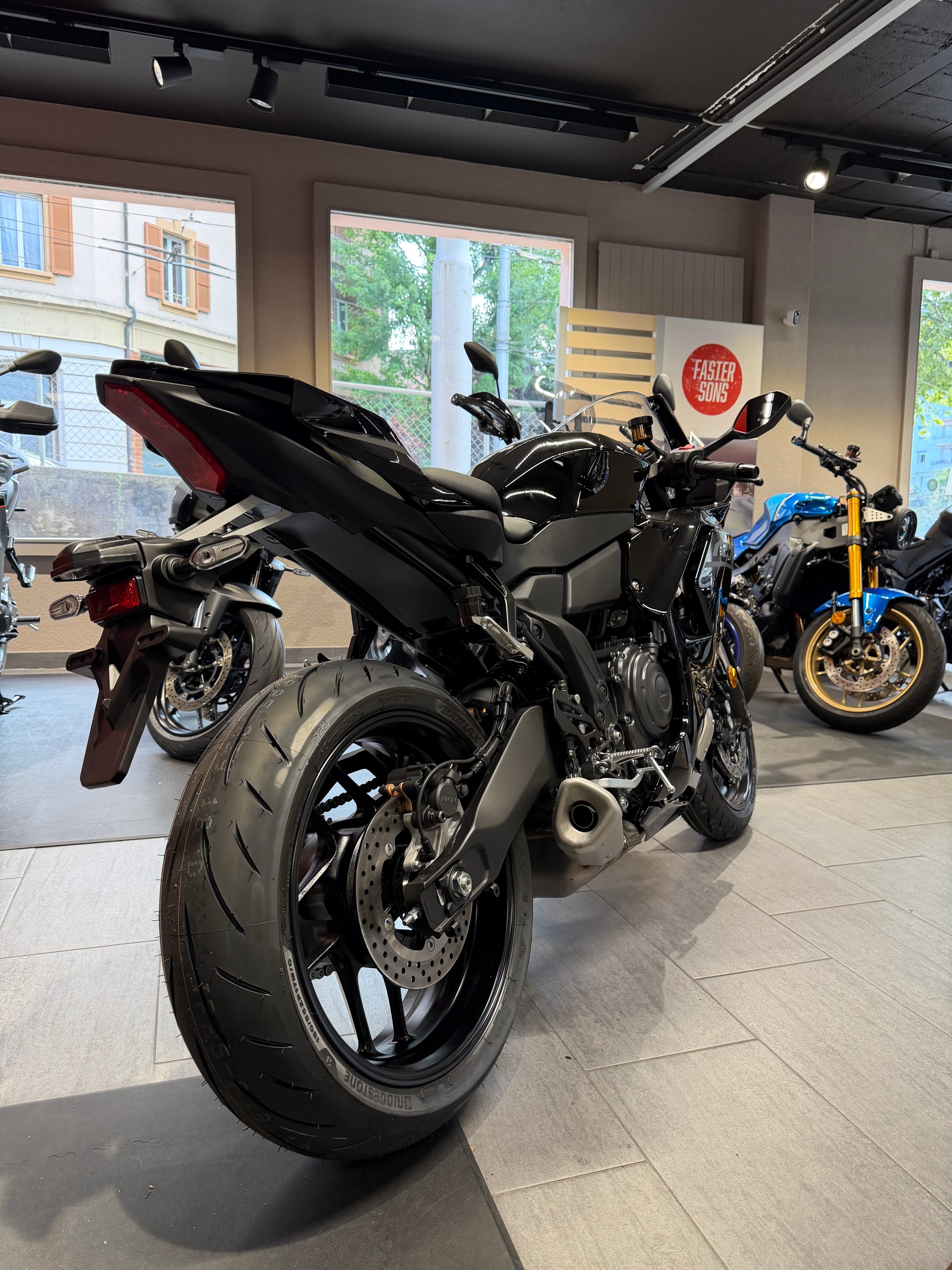 YAMAHA R7-showroom-element-1