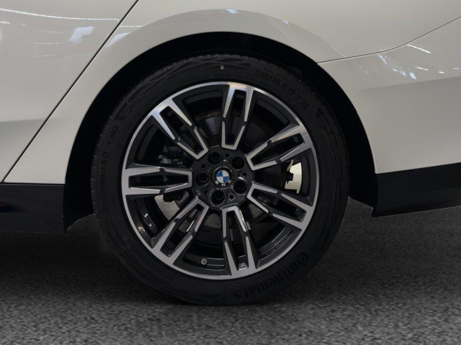BMW 520d xDrive Touring-image-8
