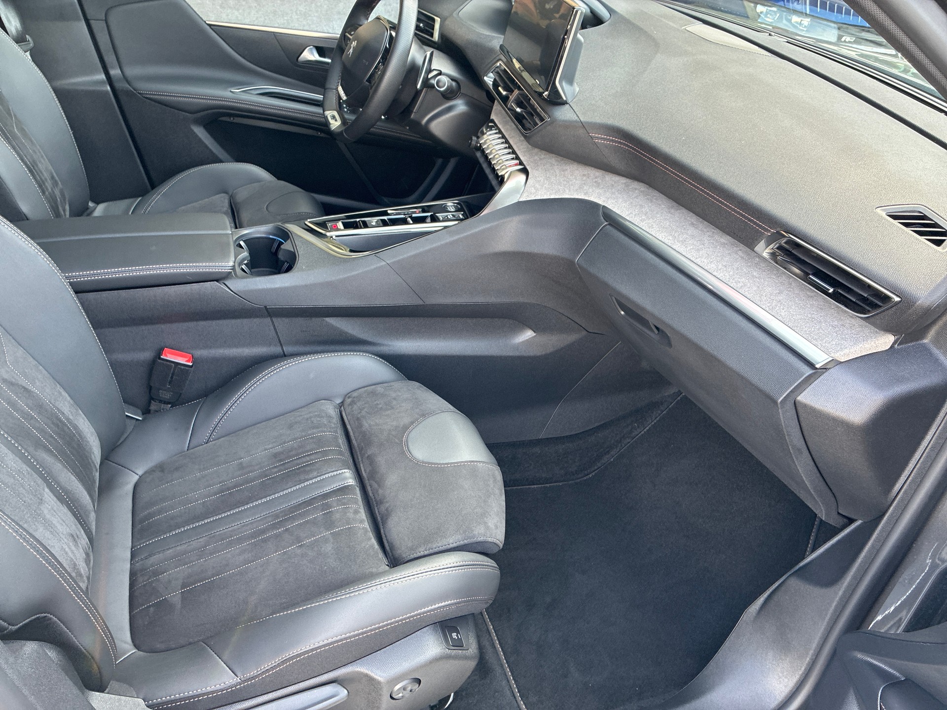 PEUGEOT 3008 300e Hybrid4 GT EAT8-image-12