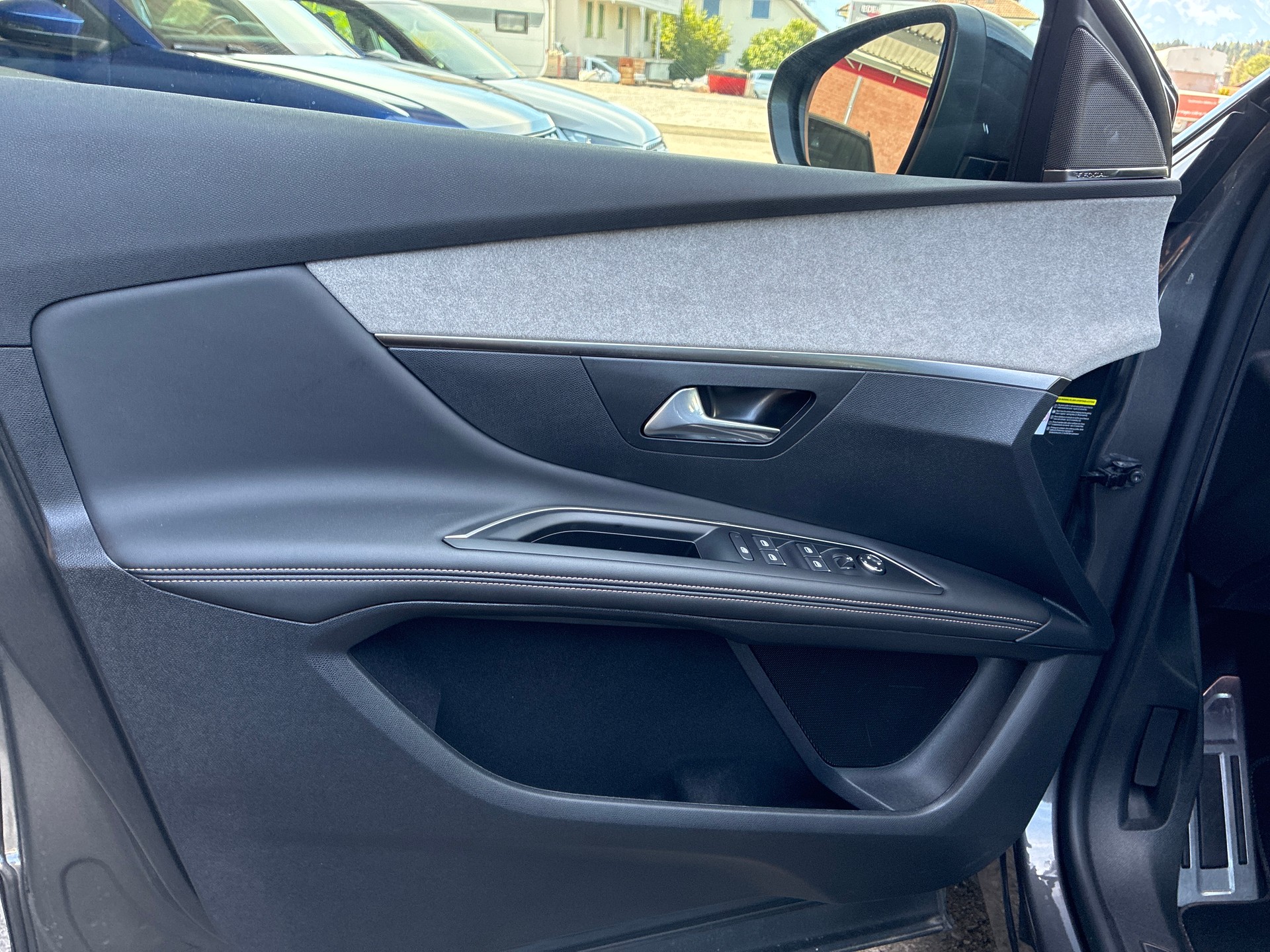 PEUGEOT 3008 300e Hybrid4 GT EAT8-image-14