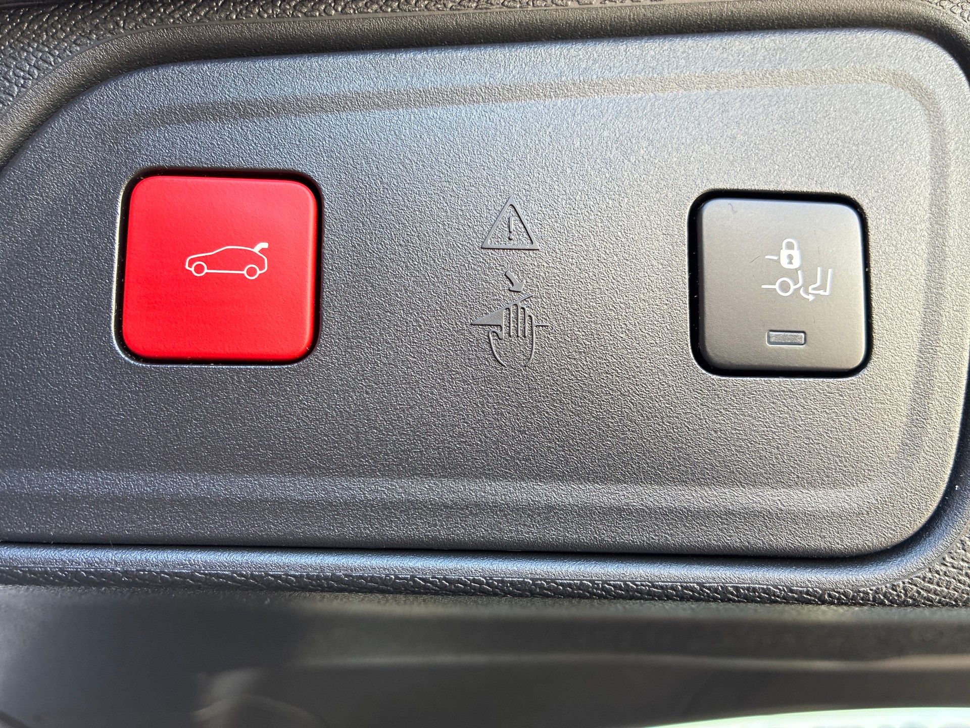 PEUGEOT 3008 300e Hybrid4 GT EAT8-image-7