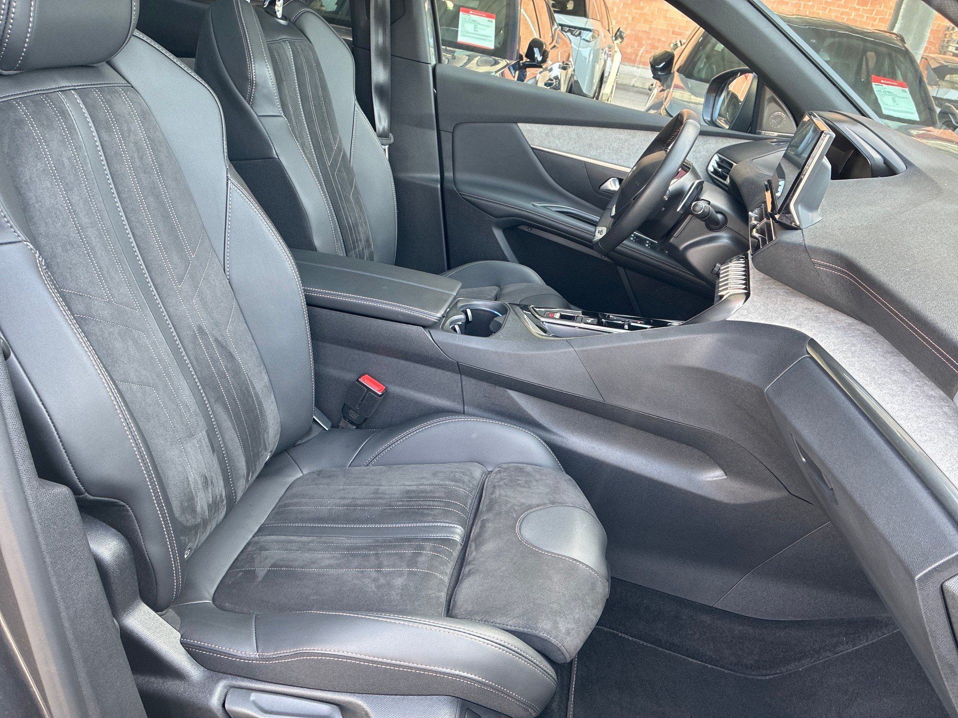 PEUGEOT 3008 300e Hybrid4 GT EAT8-image-13