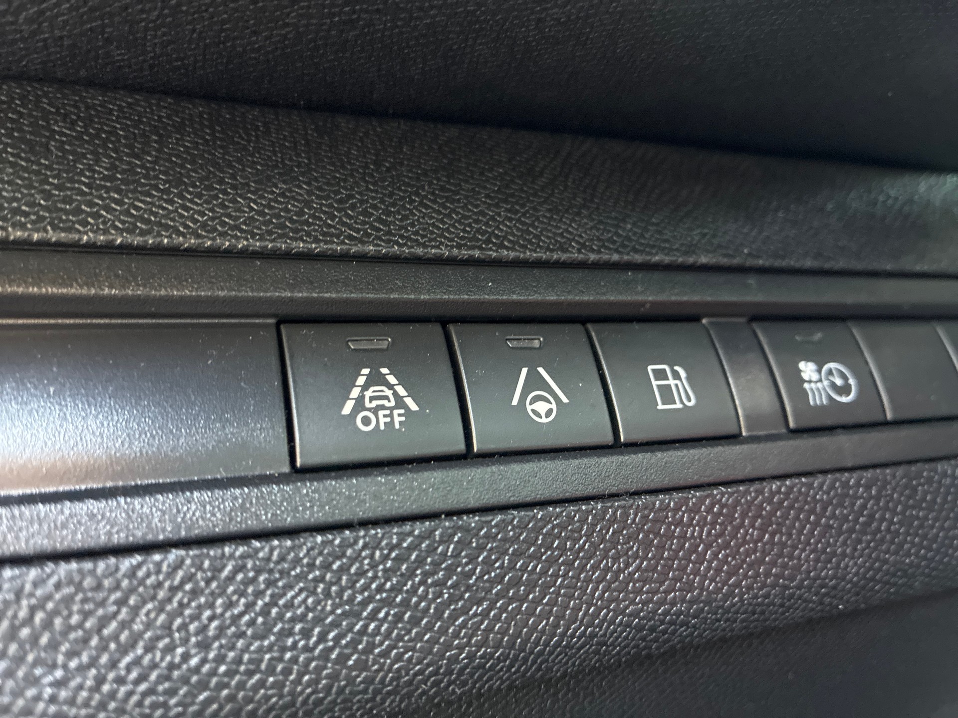 PEUGEOT 3008 300e Hybrid4 GT EAT8-image-18