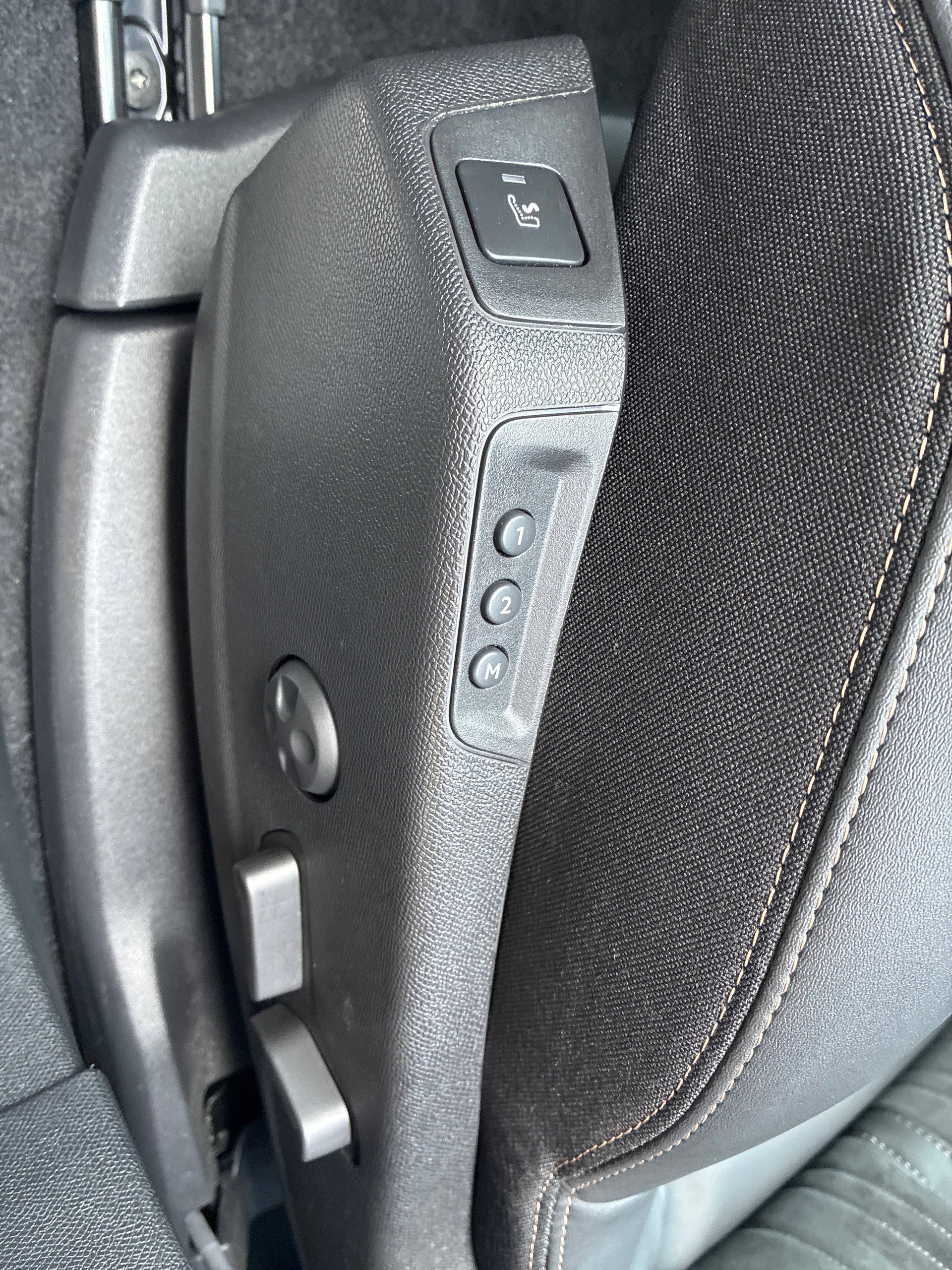 PEUGEOT 3008 300e Hybrid4 GT EAT8-image-17