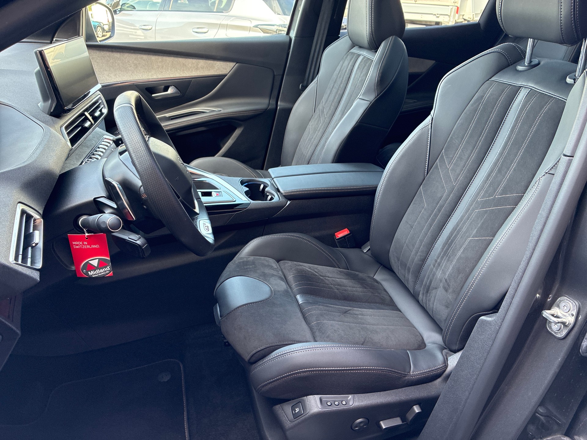 PEUGEOT 3008 300e Hybrid4 GT EAT8-image-16