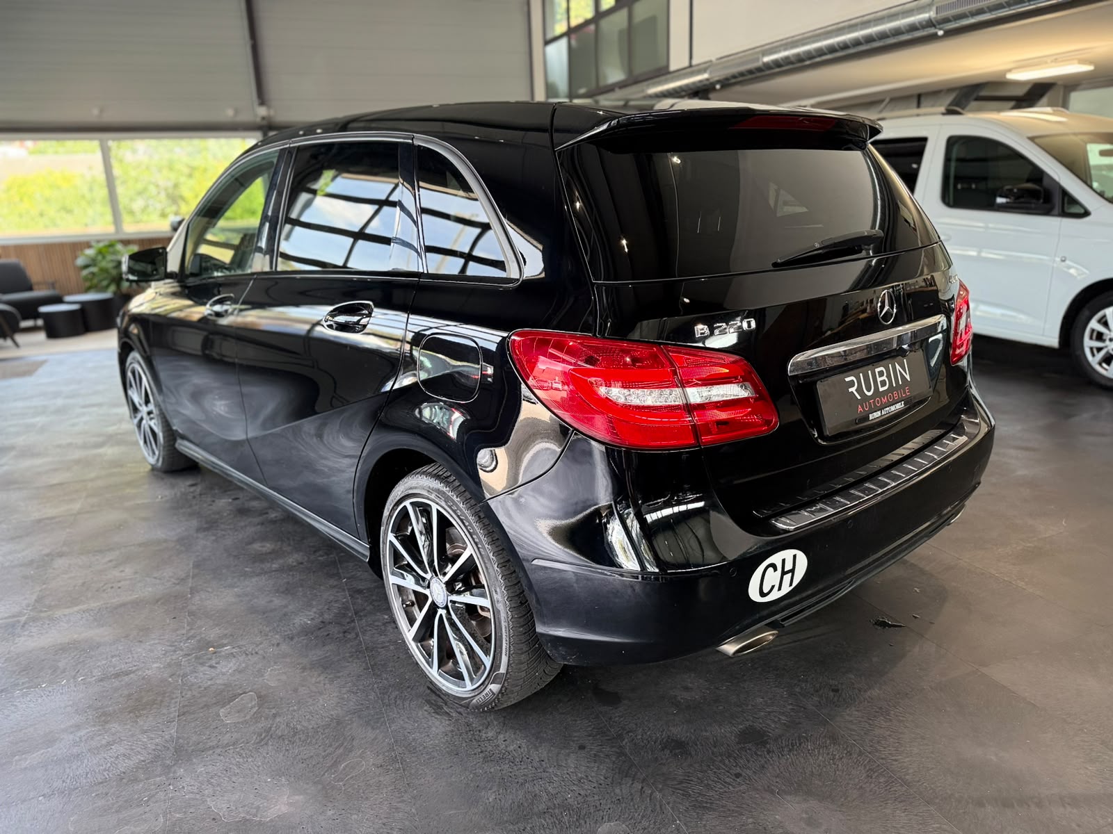 MERCEDES-BENZ B 220 4Matic 7G-DCT-showroom-element-2
