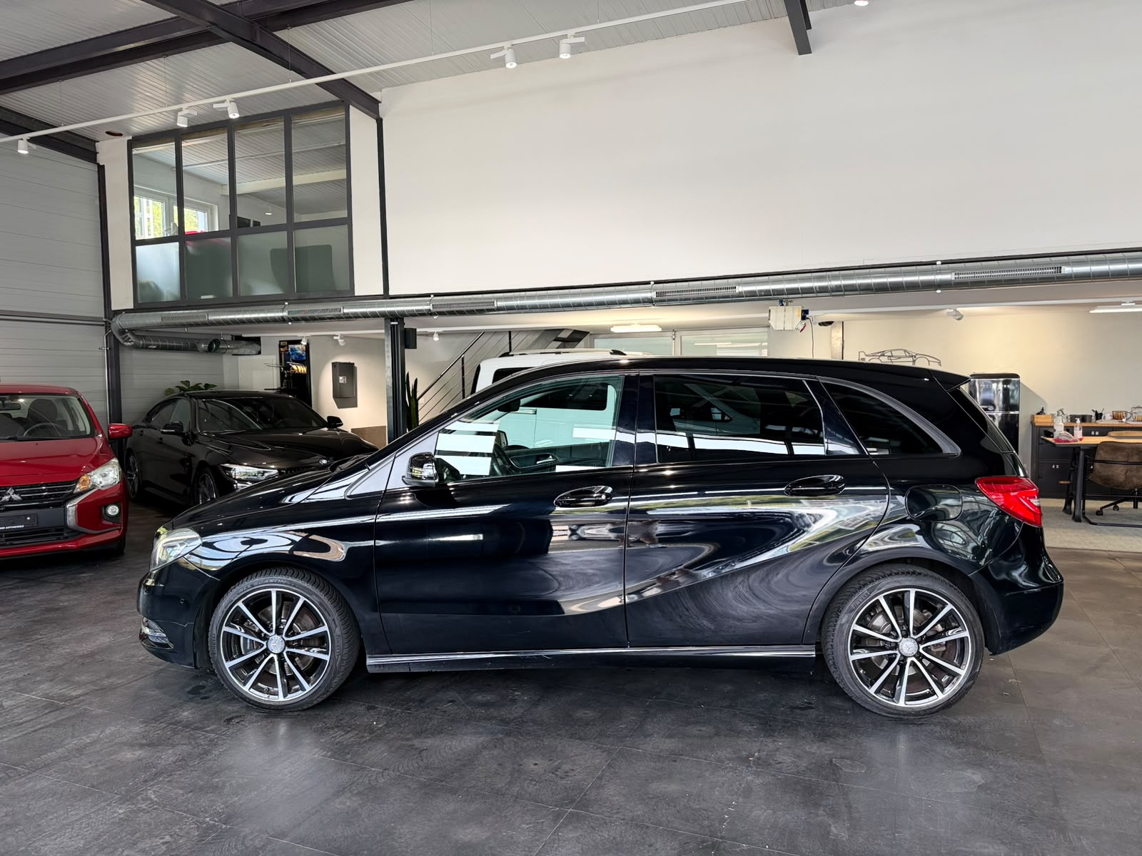 MERCEDES-BENZ B 220 4Matic 7G-DCT-showroom-element-1