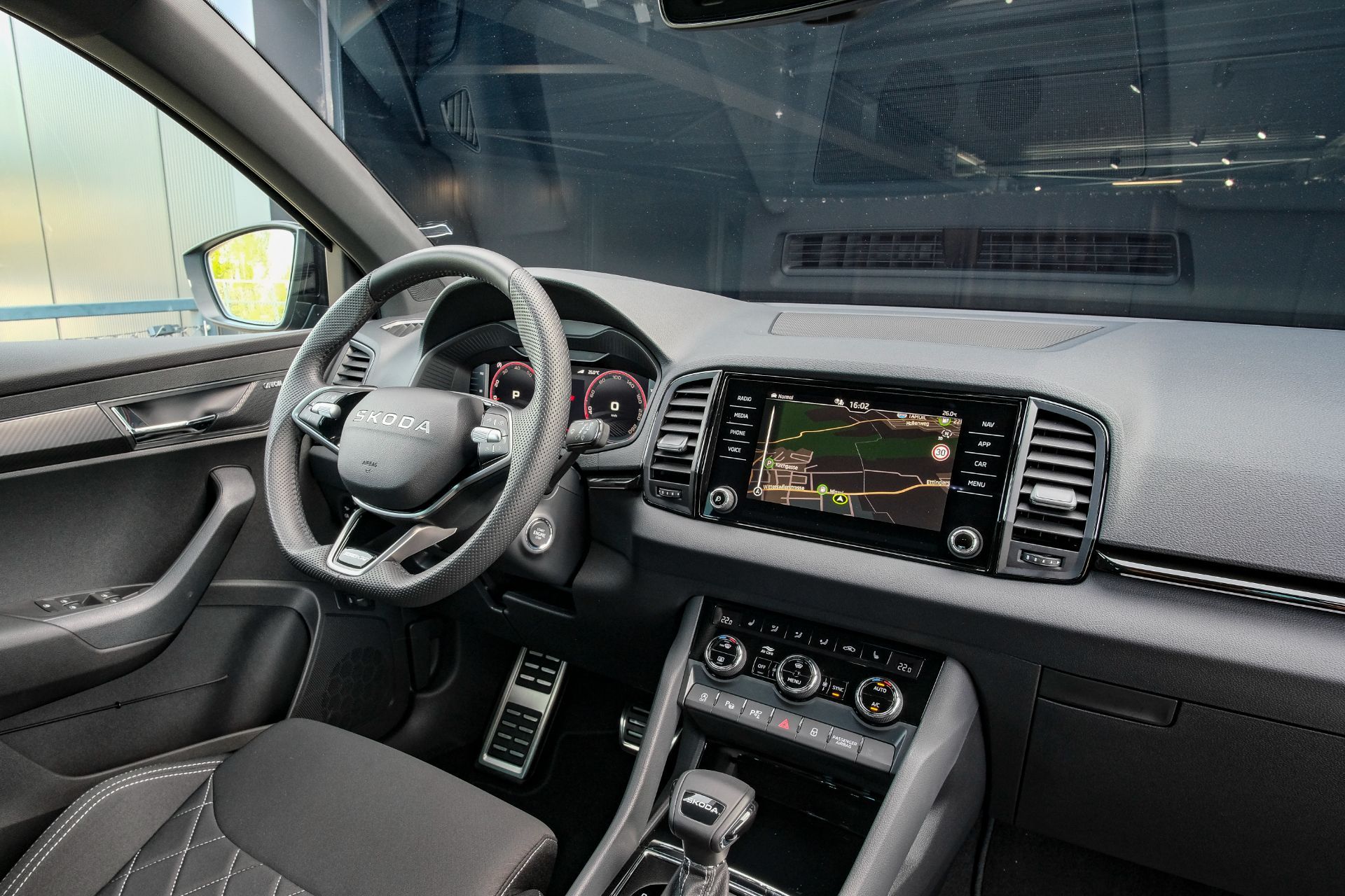 SKODA Karoq 1.5 TSI SportLine DSG-image-13