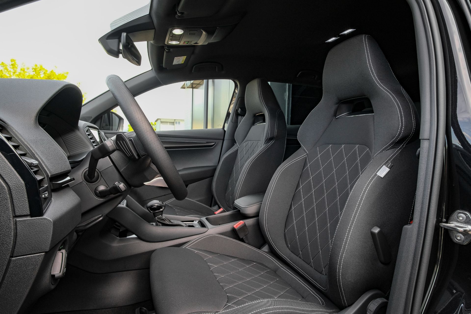 SKODA Karoq 1.5 TSI SportLine DSG-image-9