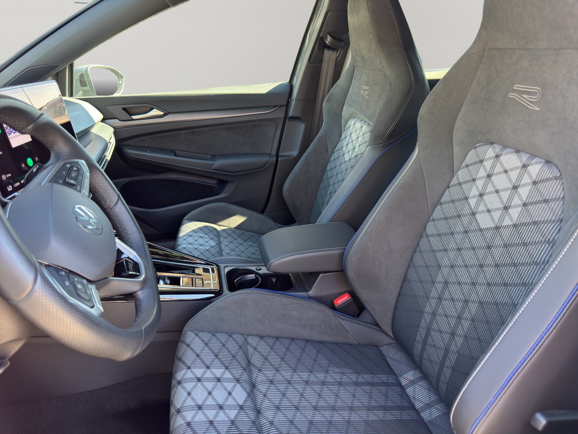 VW Golf 1.5 e TSI mHEV R-Line DSG-image-11