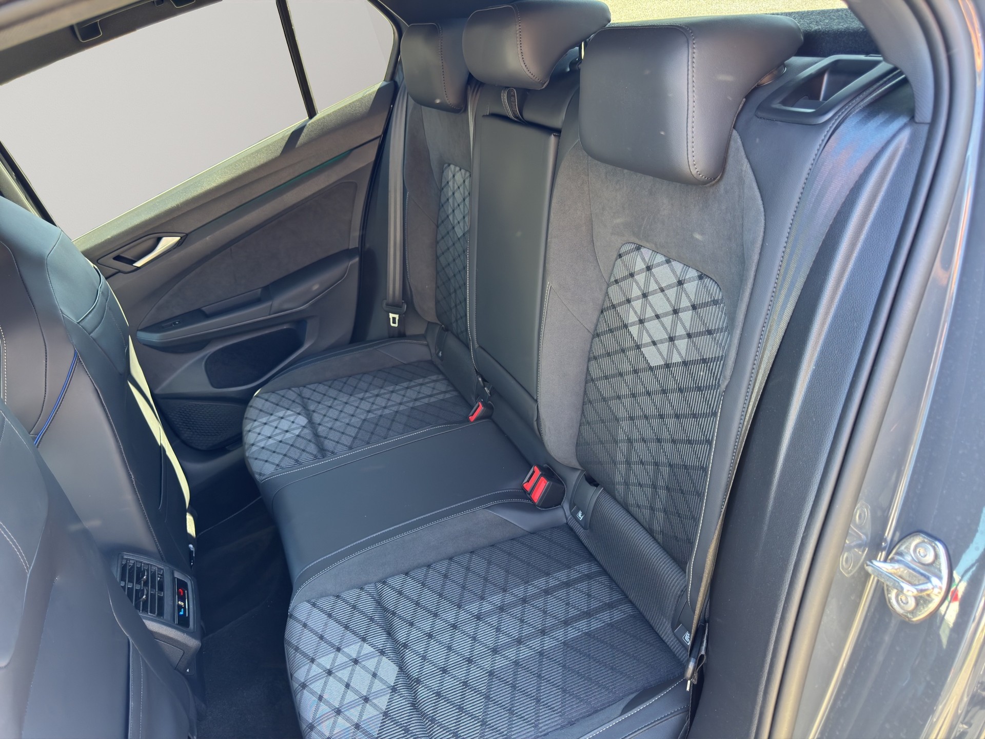VW Golf 1.5 e TSI mHEV R-Line DSG-image-10
