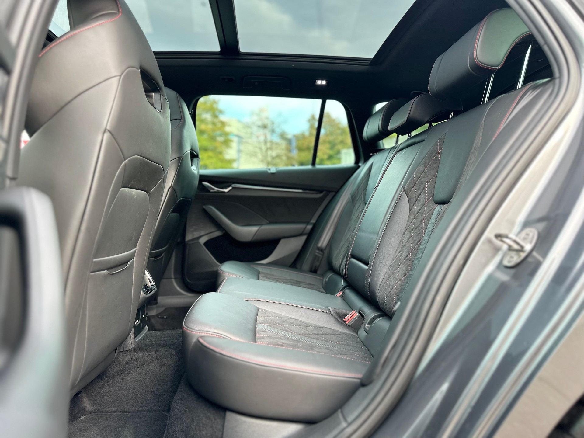 SKODA Octavia Combi 2.0 TSI DSG RS ° Vollausstattung °-image-15