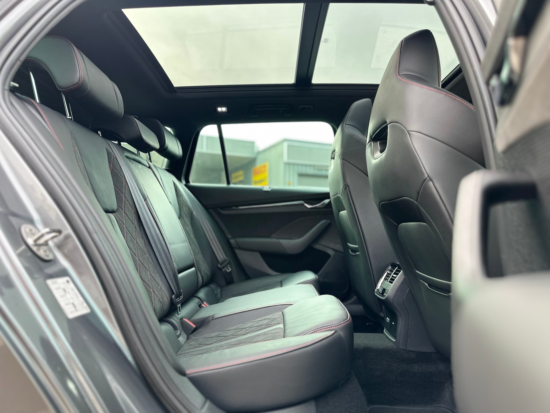 SKODA Octavia Combi 2.0 TSI DSG RS ° Vollausstattung °-image-14