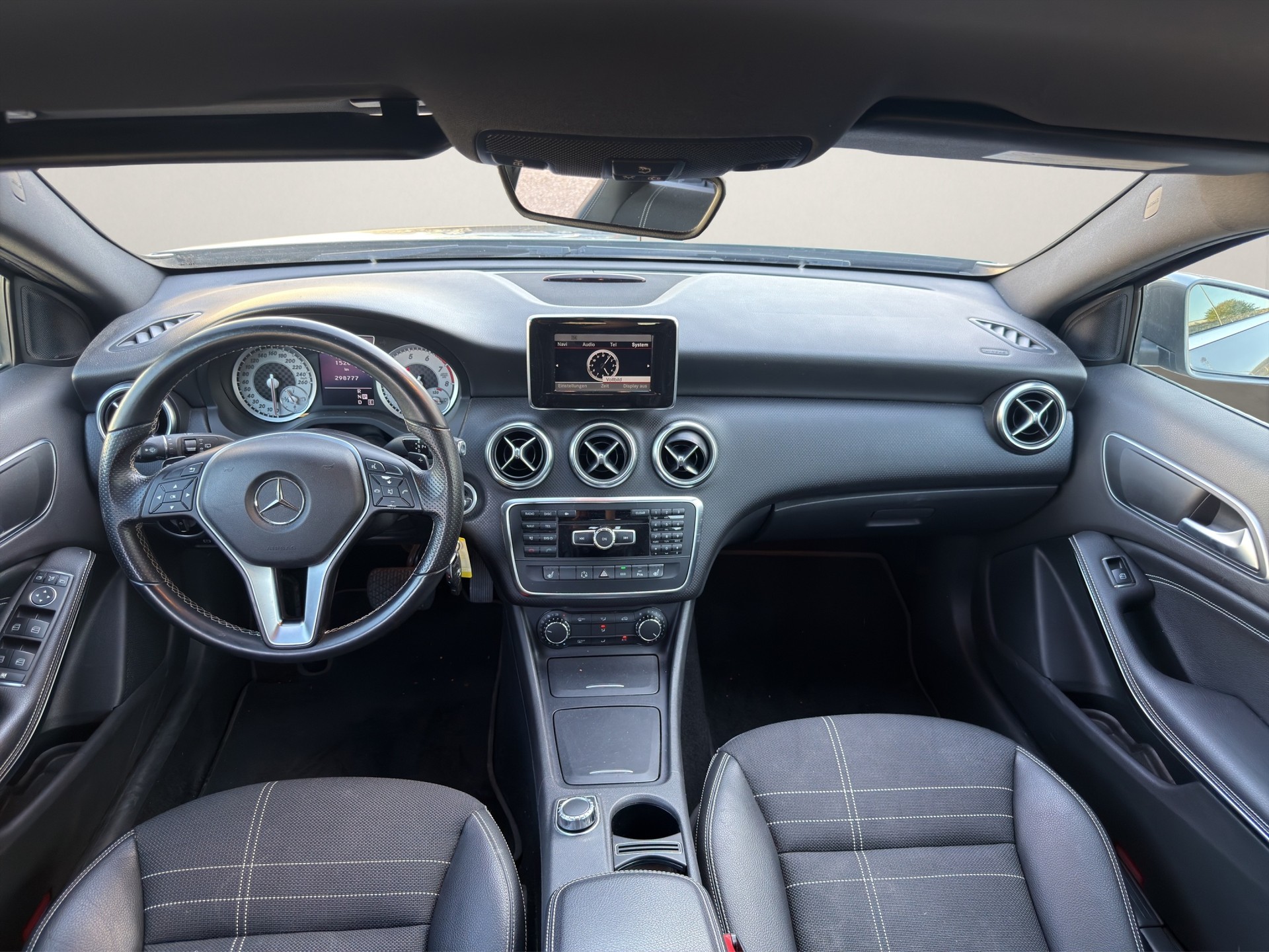 MERCEDES-BENZ A 200 Urban 7G-DCT-image-5