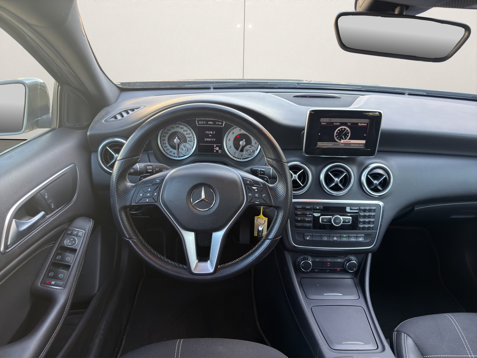 MERCEDES-BENZ A 200 Urban 7G-DCT-image-10
