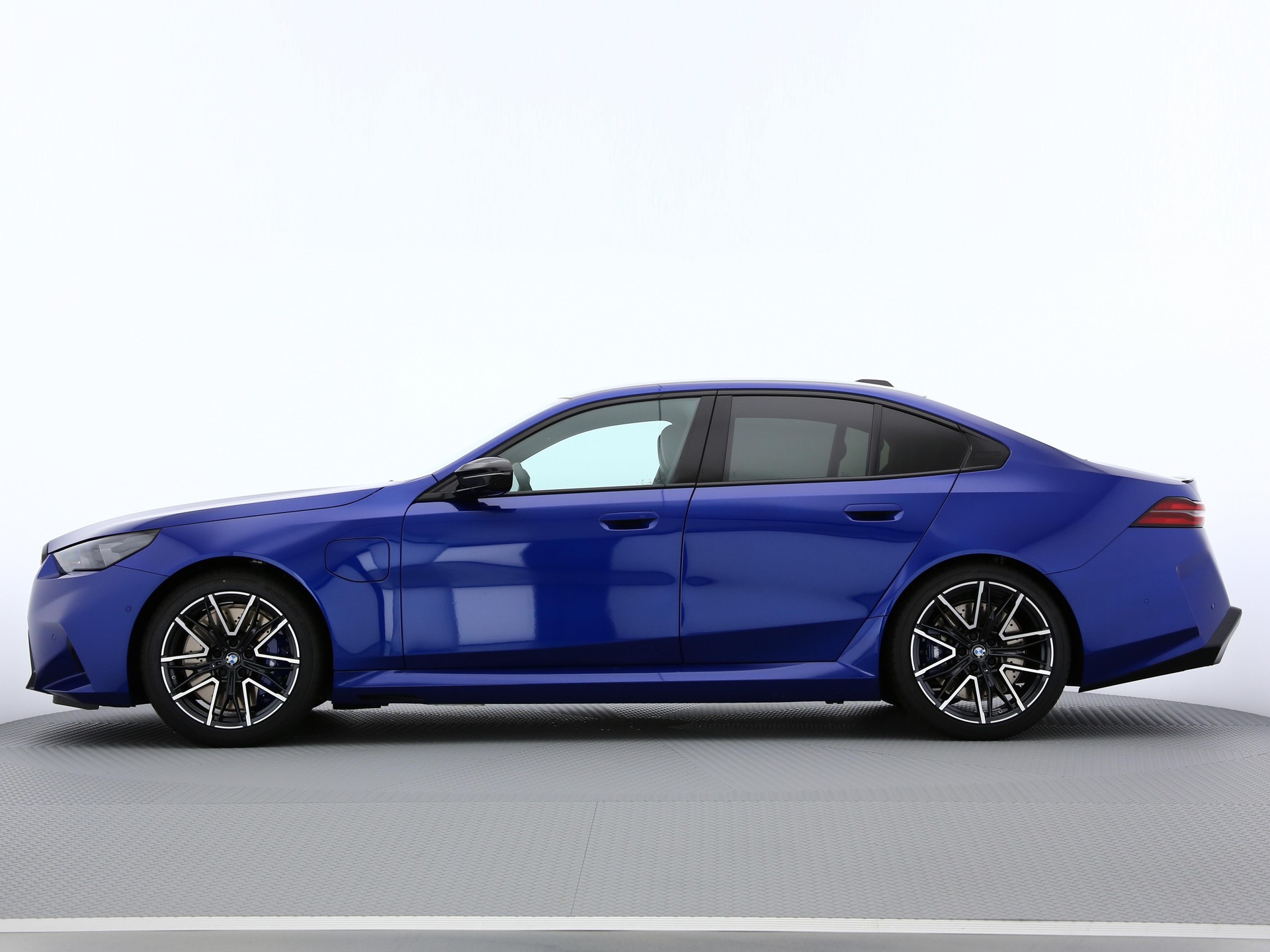BMW M5 xDrive Limousine-image-2