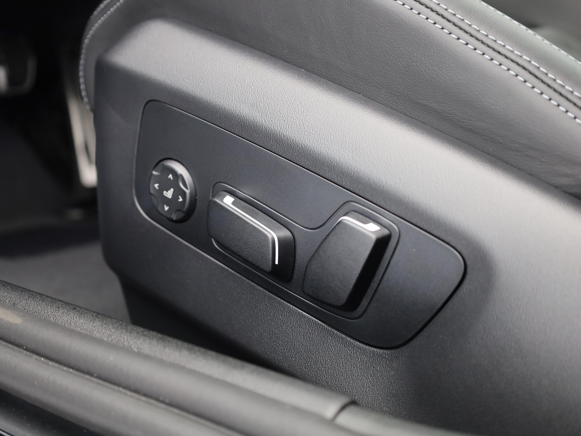 BMW M5 xDrive Limousine-image-12