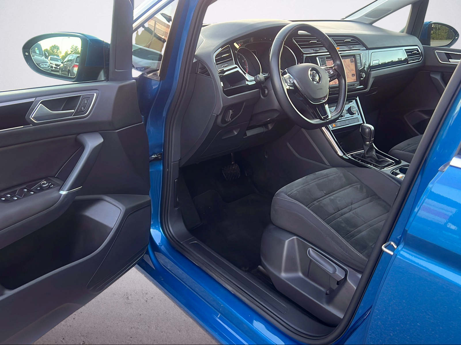 VW Touran 1.8 TSI BlueMotion Technology Highline DSG-image-2