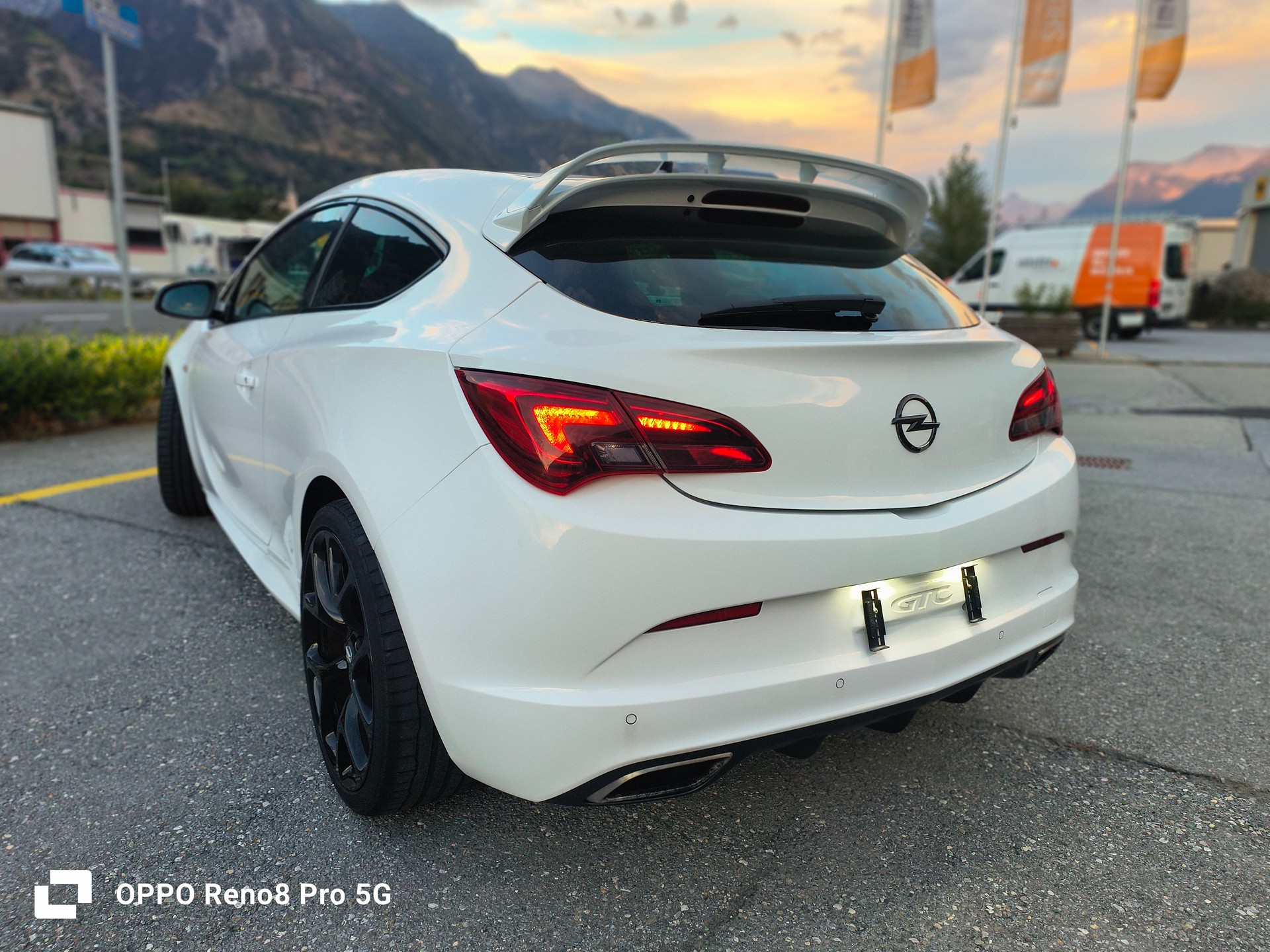 OPEL Astra GTC 2.0i 16V Turbo OPC-image-2