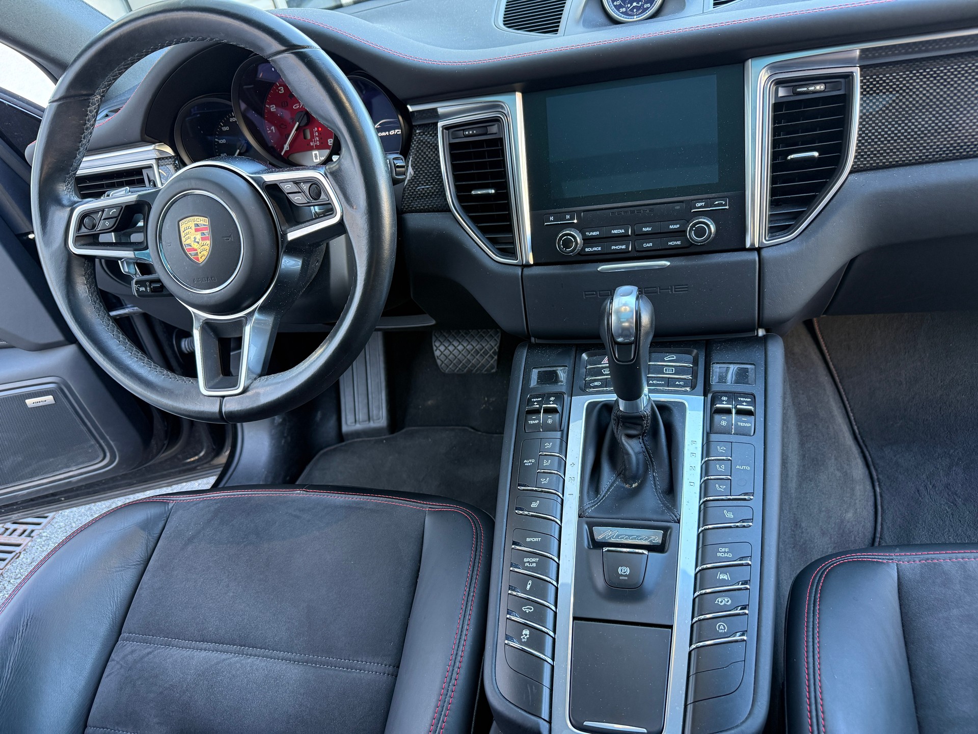 PORSCHE Macan GTS PDK-image-4