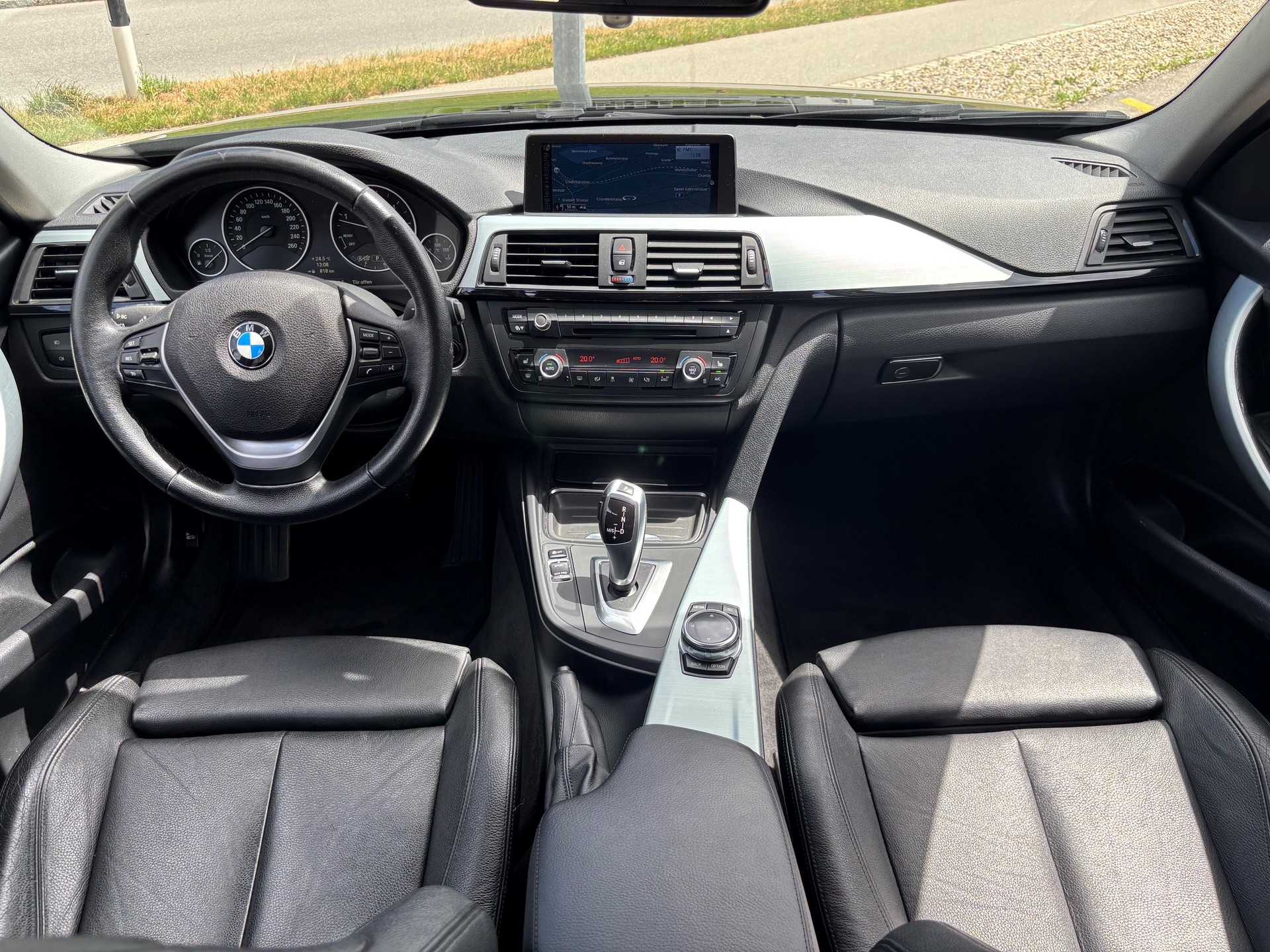 BMW 320d xDrive Touring-image-5