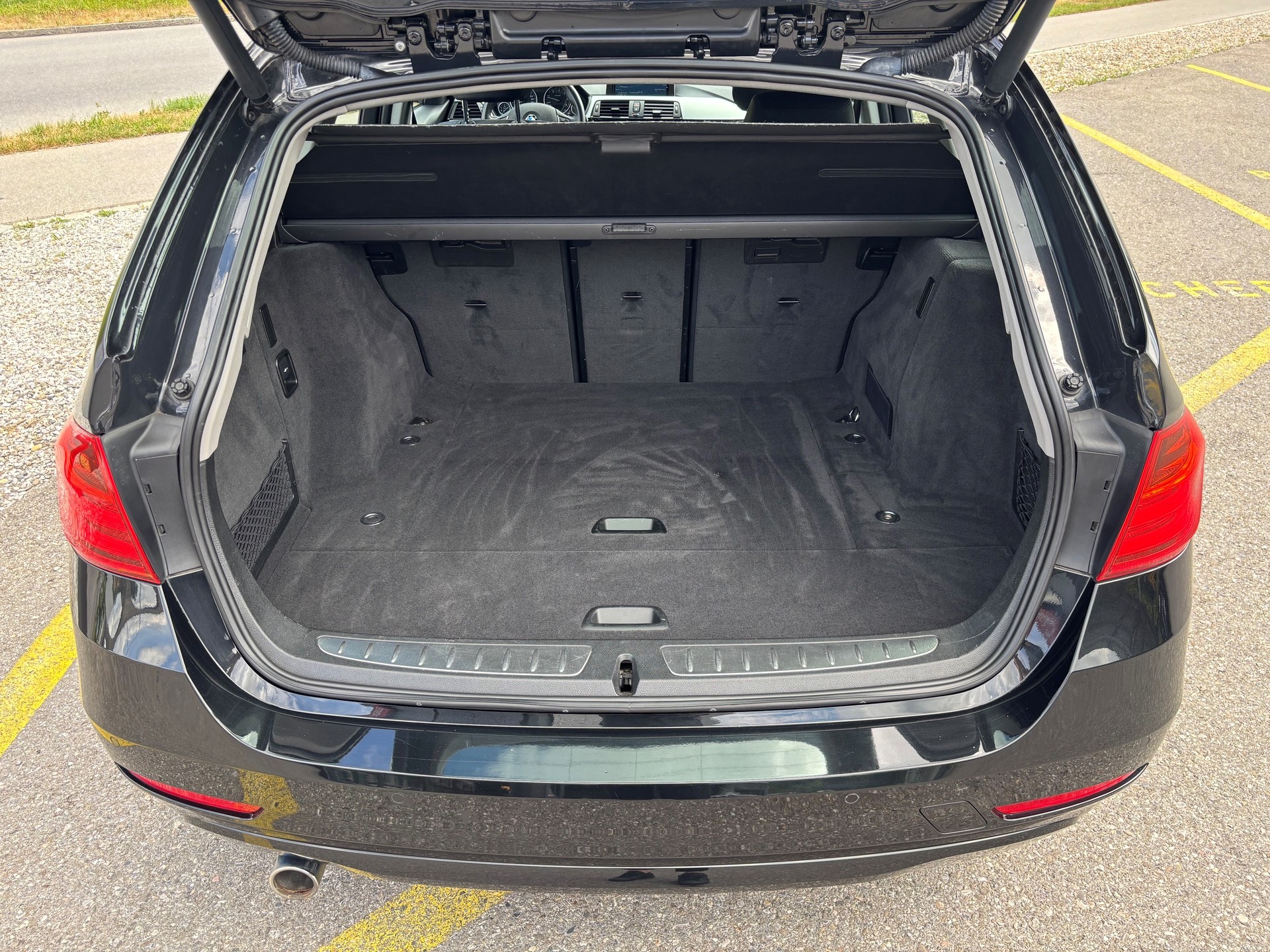 BMW 320d xDrive Touring-image-14