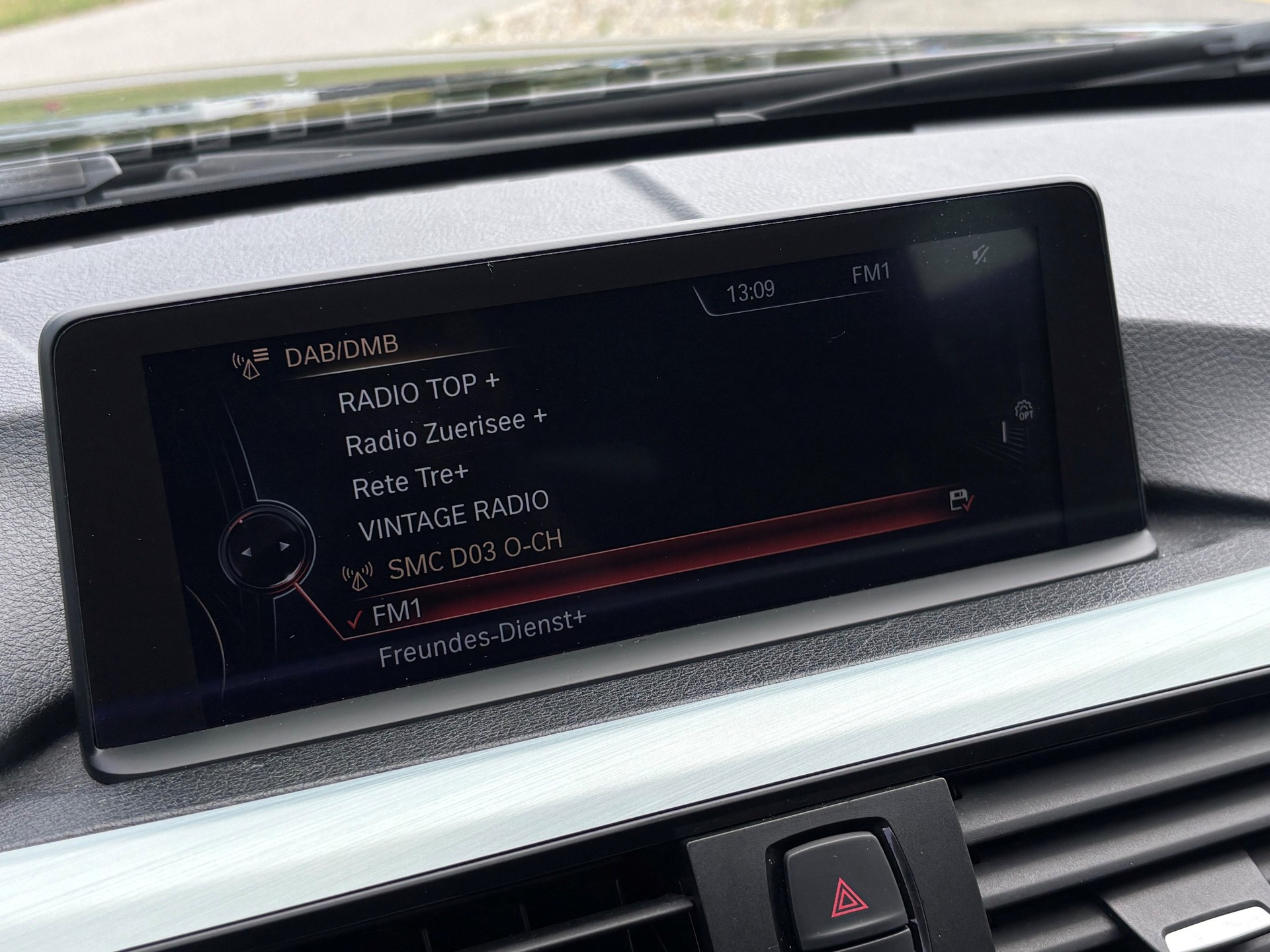 BMW 320d xDrive Touring-image-9