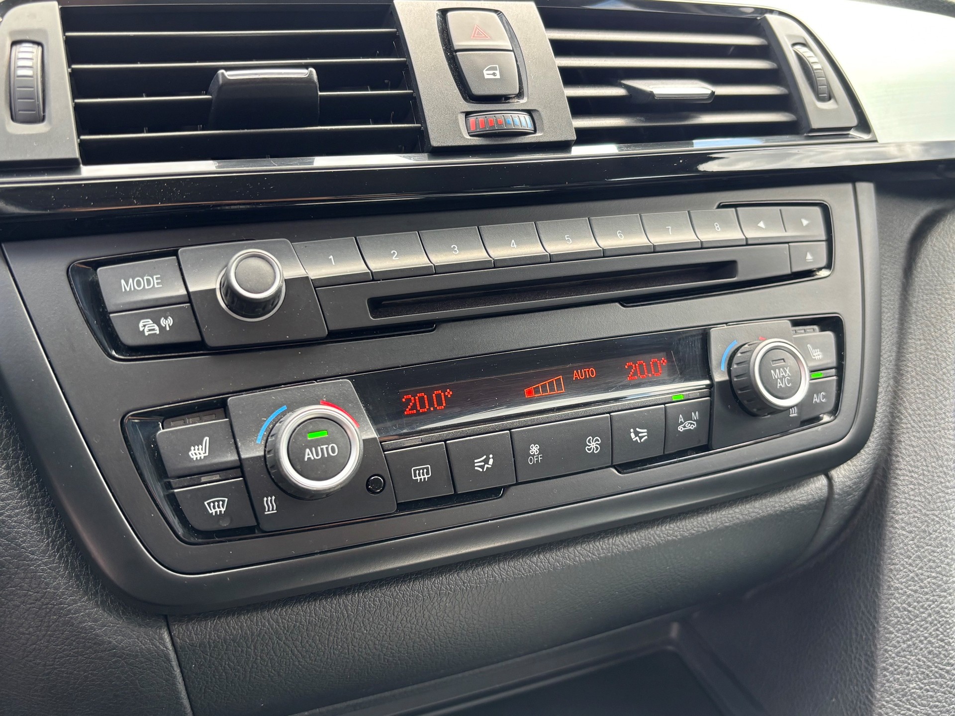 BMW 320d xDrive Touring-image-10