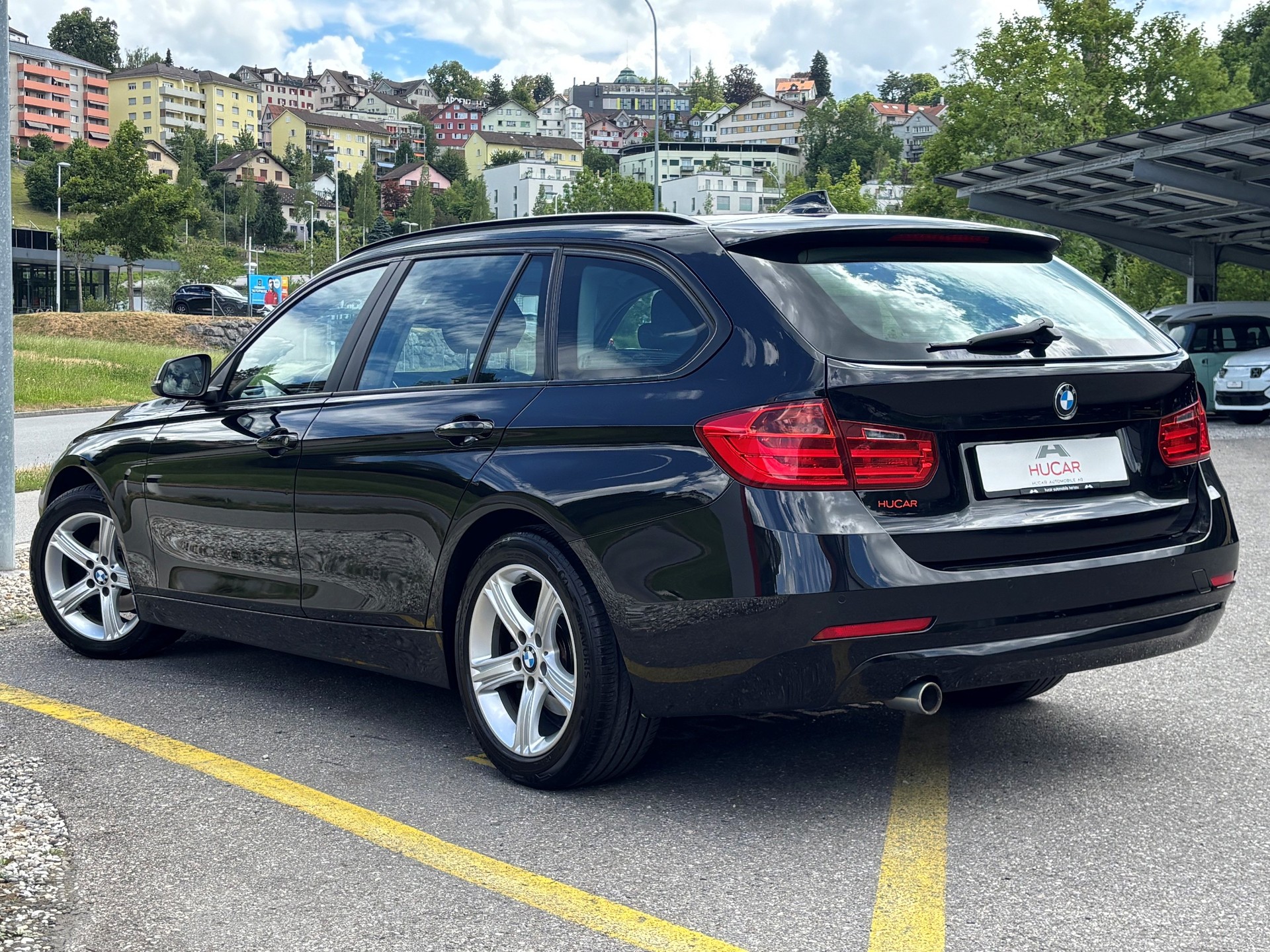 BMW 320d xDrive Touring-image-1