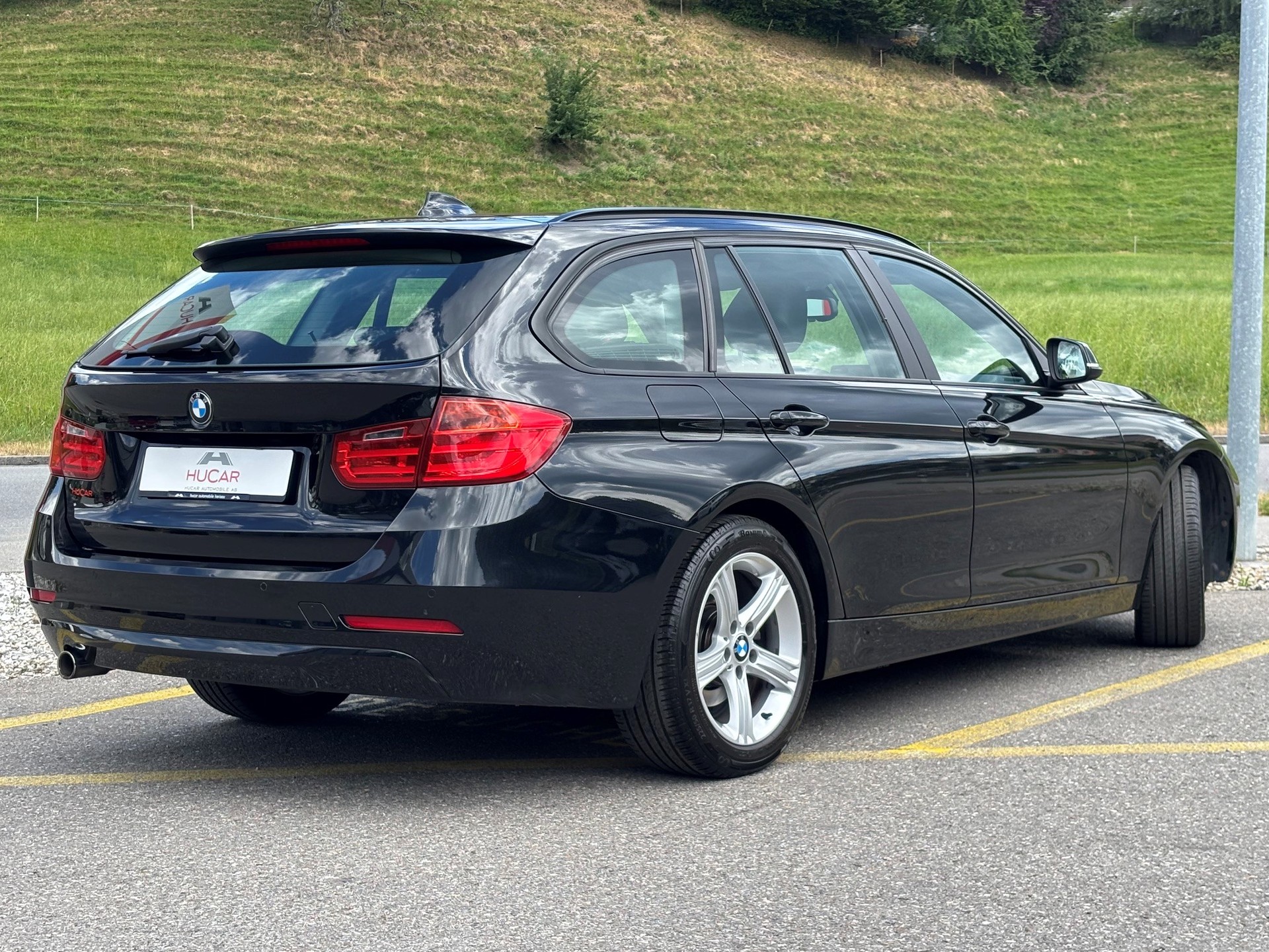 BMW 320d xDrive Touring-image-2