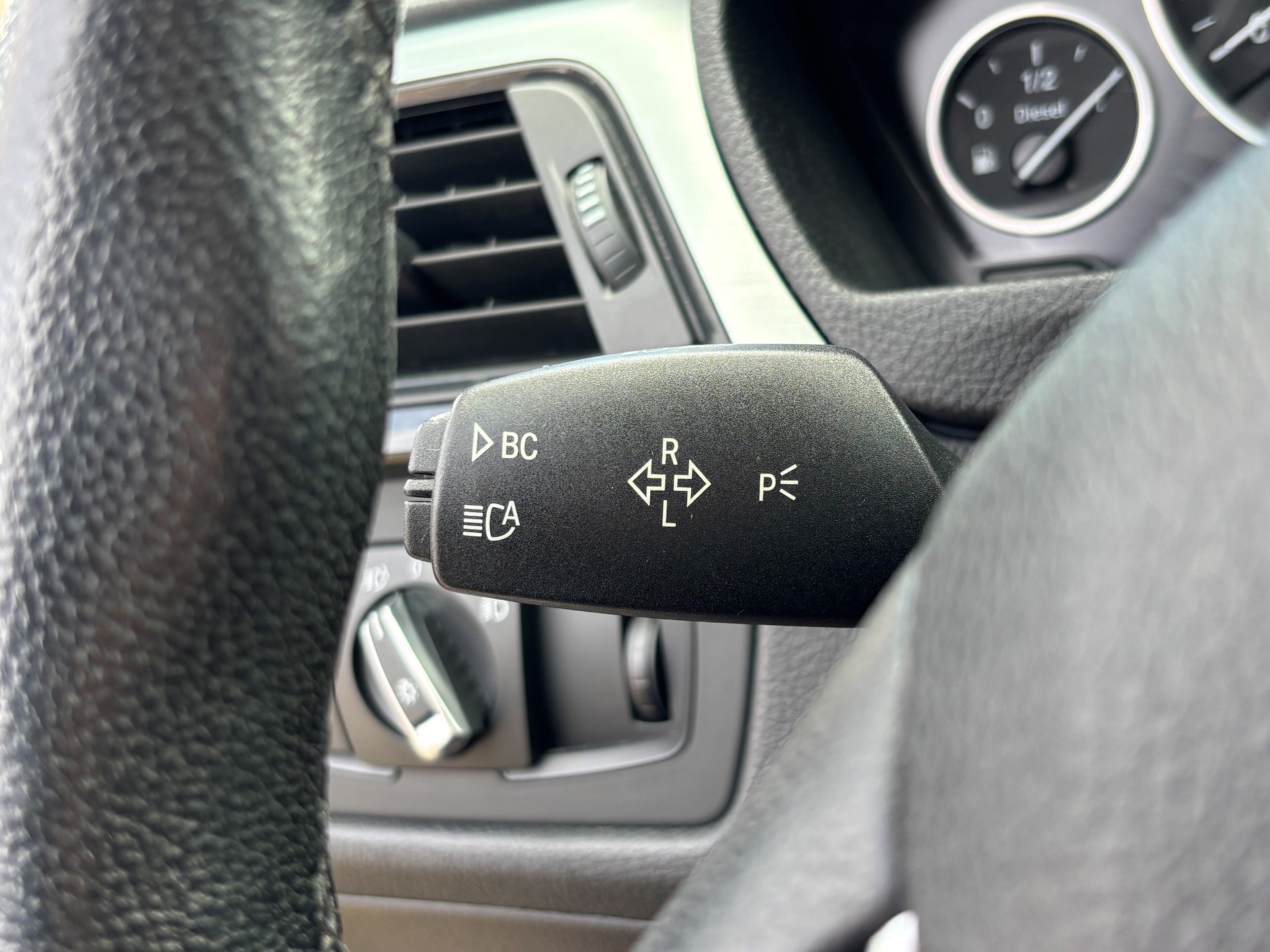 BMW 320d xDrive Touring-image-12