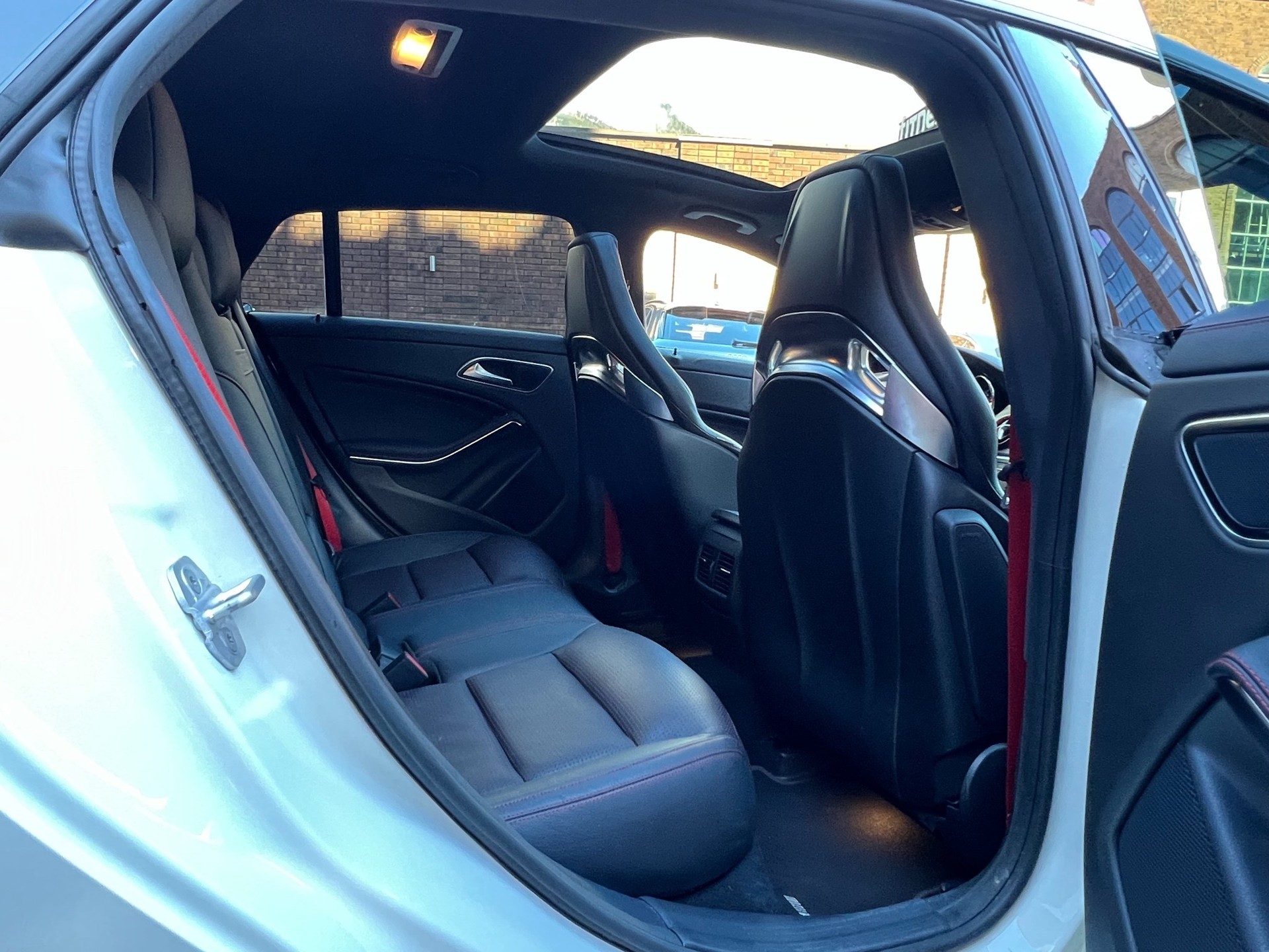 MERCEDES-BENZ CLA Shooting Brake 45 AMG 4Matic Speedshift-image-10