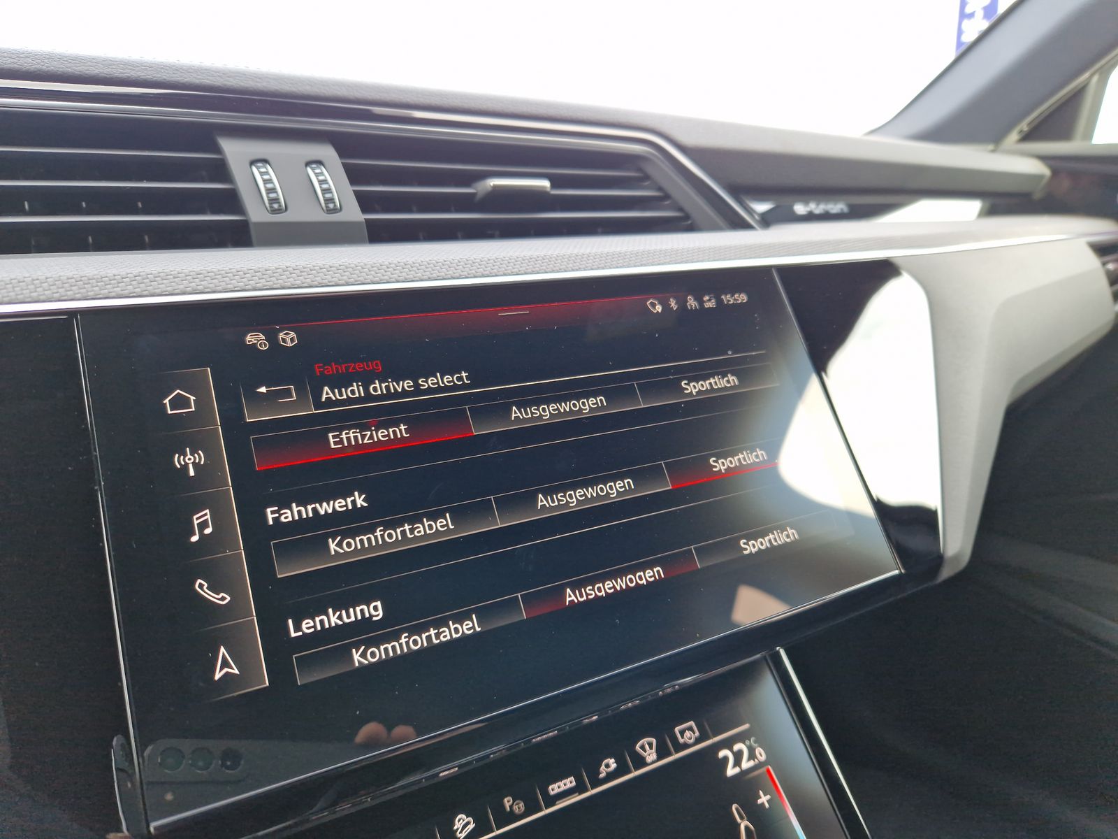 AUDI Q8 50 e-tron Black Edition quattro Mythosschwarz Metallic-image-14