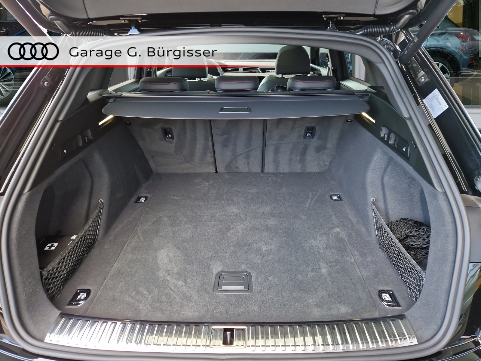 AUDI Q8 50 e-tron Black Edition quattro Mythosschwarz Metallic-image-5