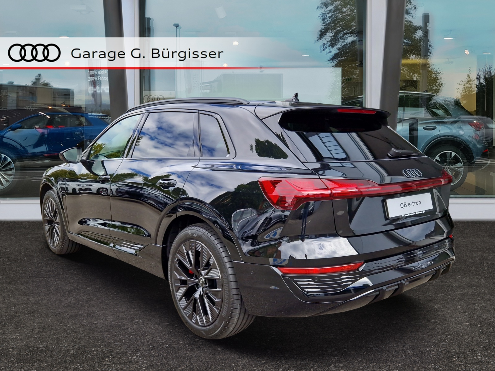 AUDI Q8 50 e-tron Black Edition quattro Mythosschwarz Metallic-image-3