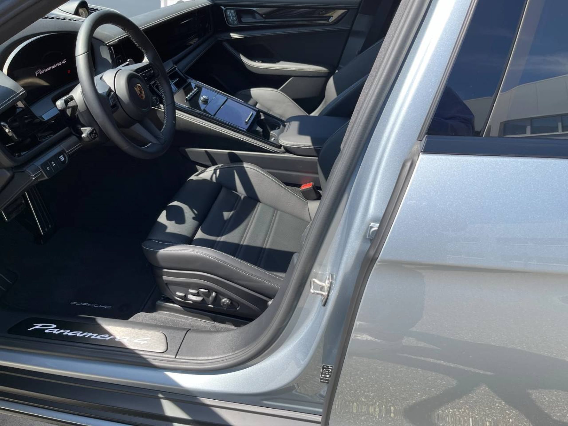 PORSCHE Panamera 4 E-Hybrid-image-3