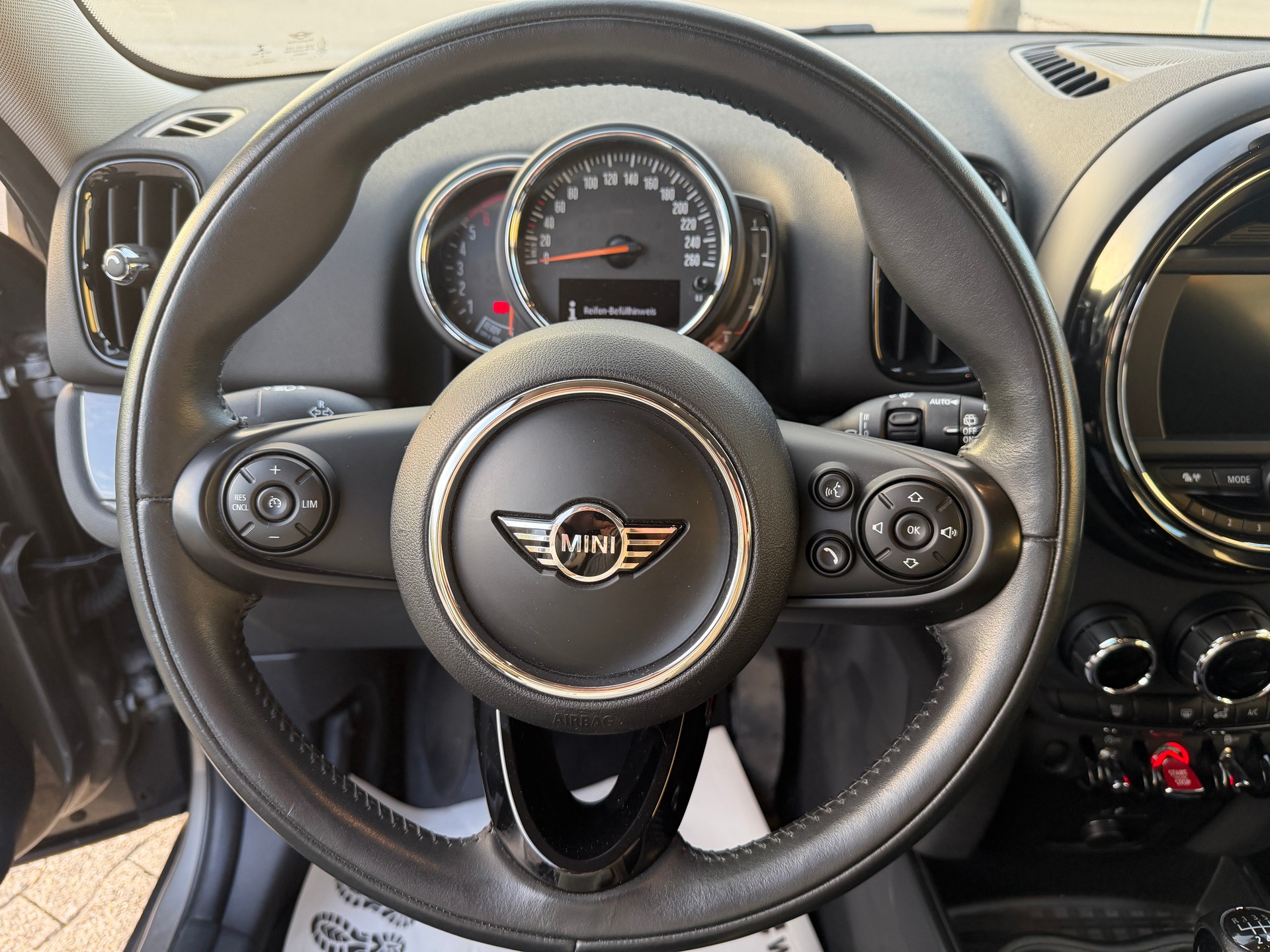 MINI Countryman Cooper D ALL4-image-9