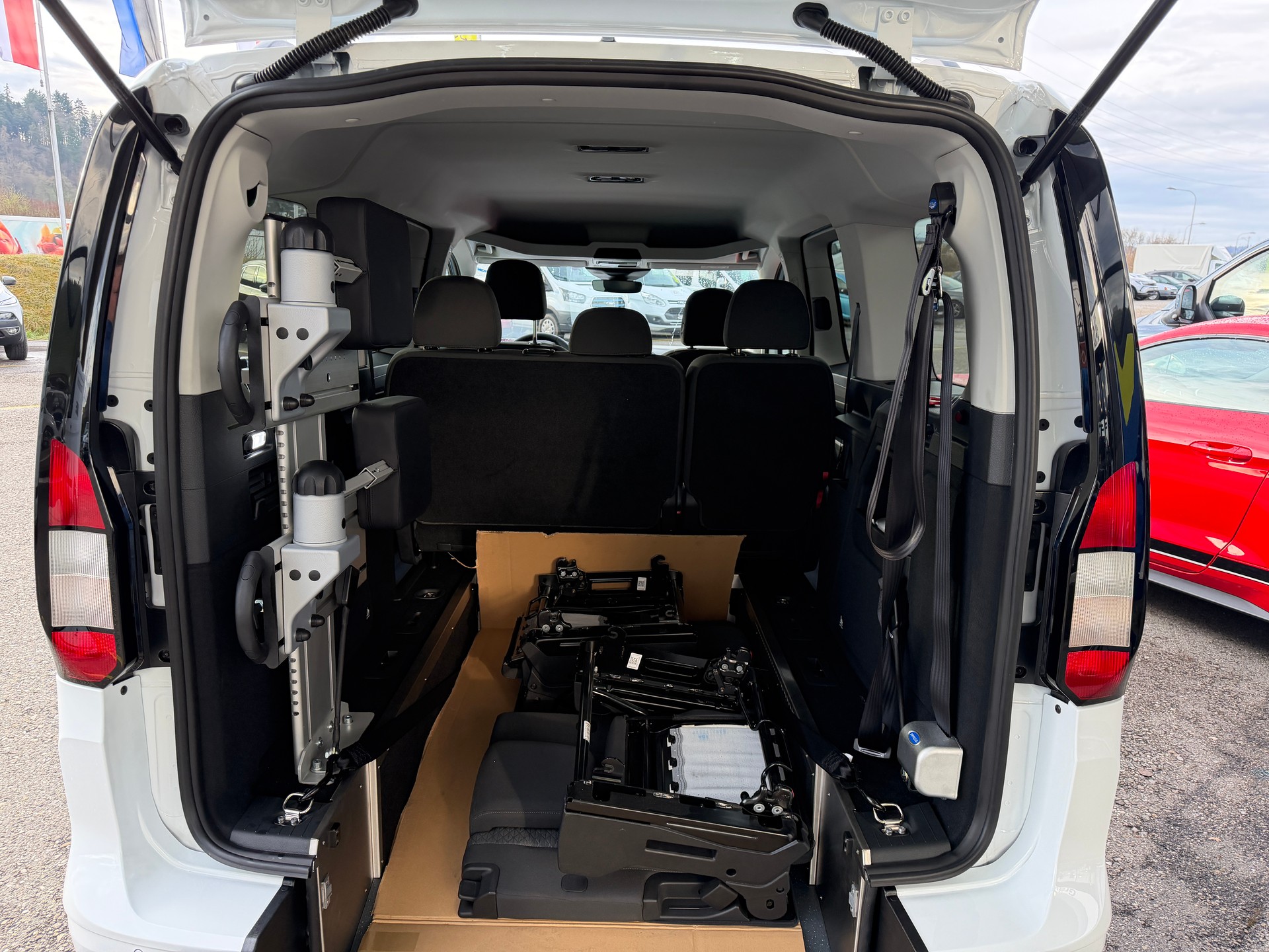 FORD Grand Tourneo Connect 2.0 EcoBlue Tit Rollstuhlumbau Heckeinstieg-image-11