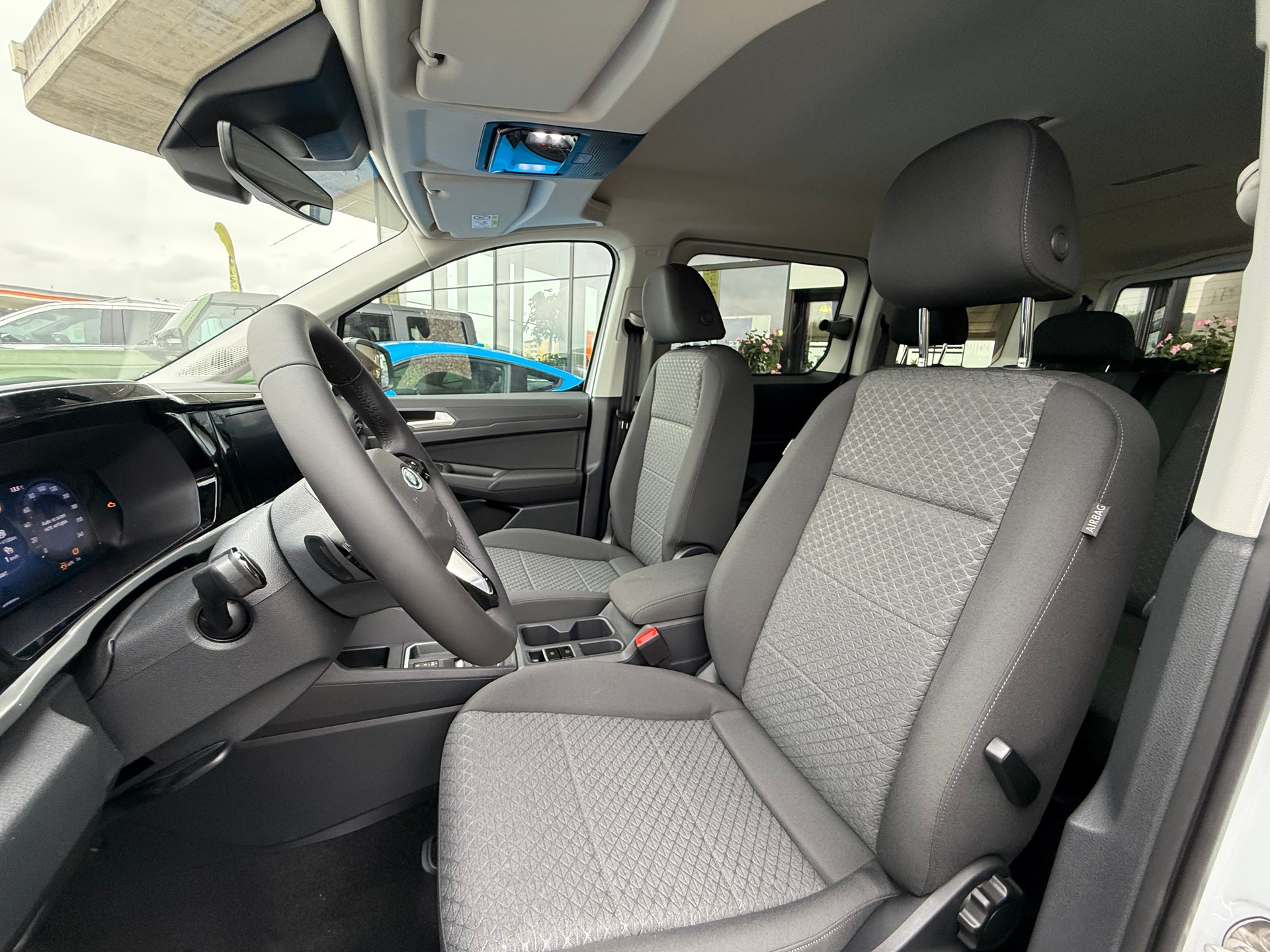 FORD Grand Tourneo Connect 2.0 EcoBlue Tit Rollstuhlumbau Heckeinstieg-image-4