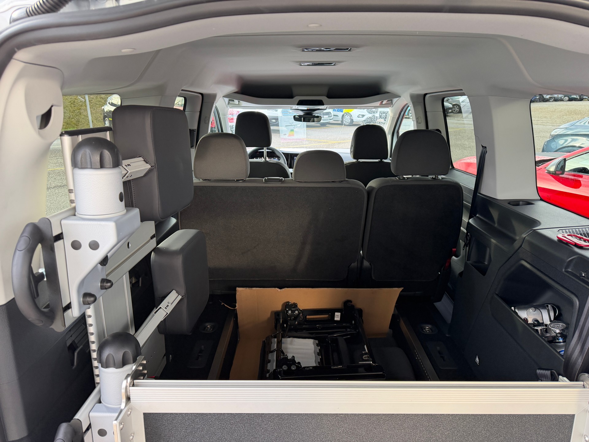 FORD Grand Tourneo Connect 2.0 EcoBlue Tit Rollstuhlumbau Heckeinstieg-image-9