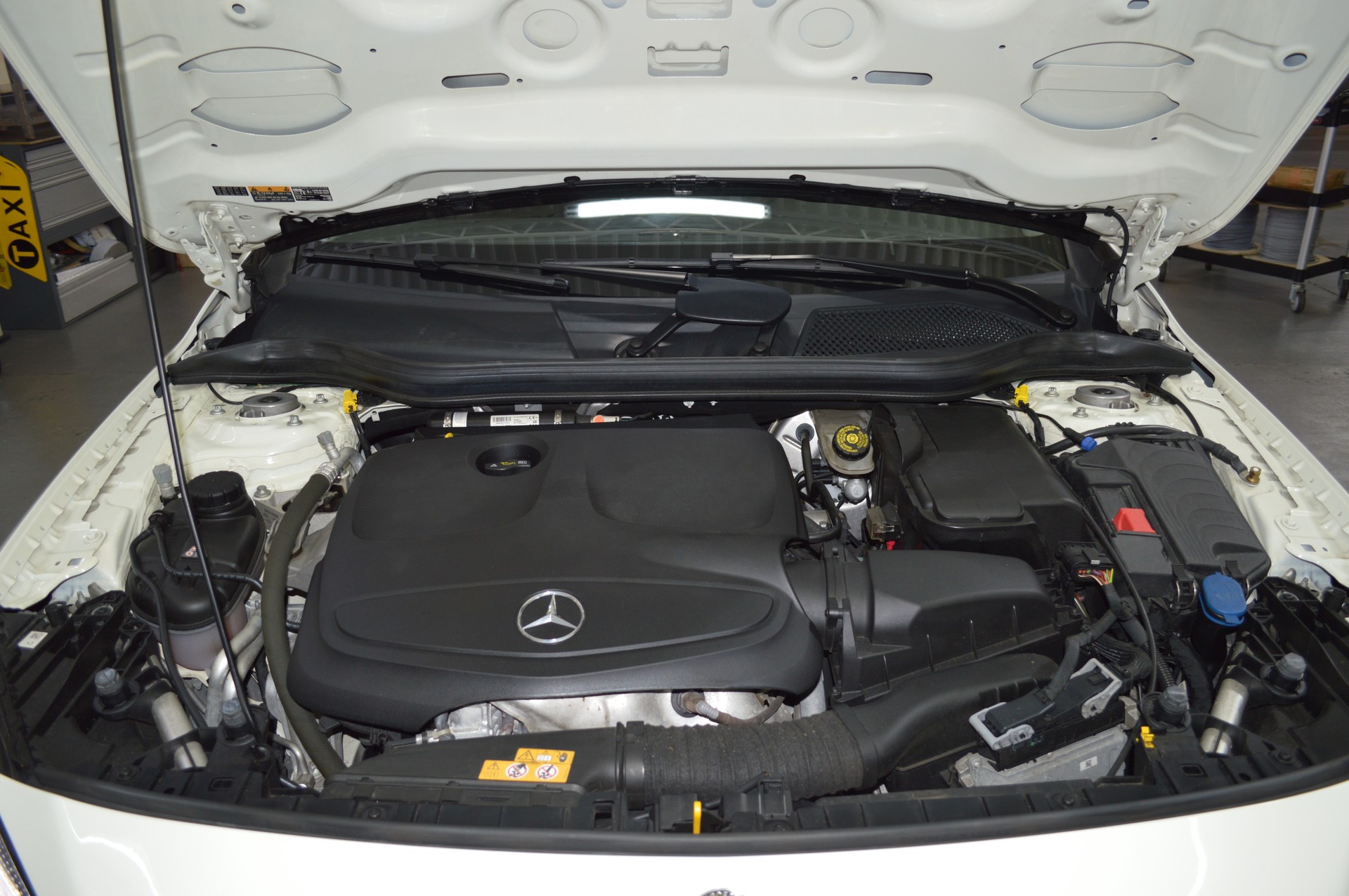 MERCEDES-BENZ GLA 250 AMG Line 4Matic 7G-DCT-image-13
